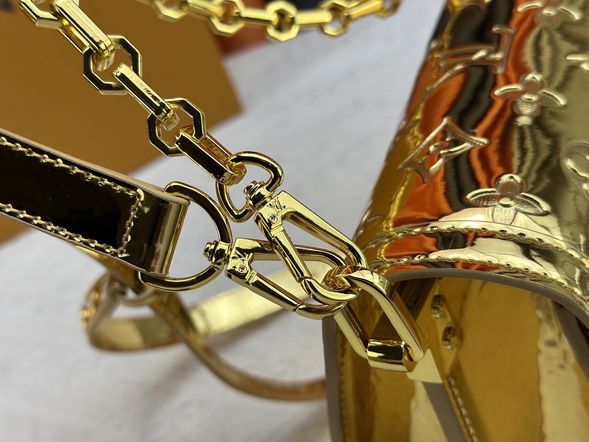 P240 达芙妮金色 银色 💥Louis Vuitton 2025年早春邮差包M43599/44391/44580配色最新版本出货Métis 手包小巧的造型散发出优雅的气息。老花配牛皮,采用柔软的Monogram 帆布材质制作而成,尺寸小巧,拥有多个实用的口袋和隔层。尺寸:25x19x9cm