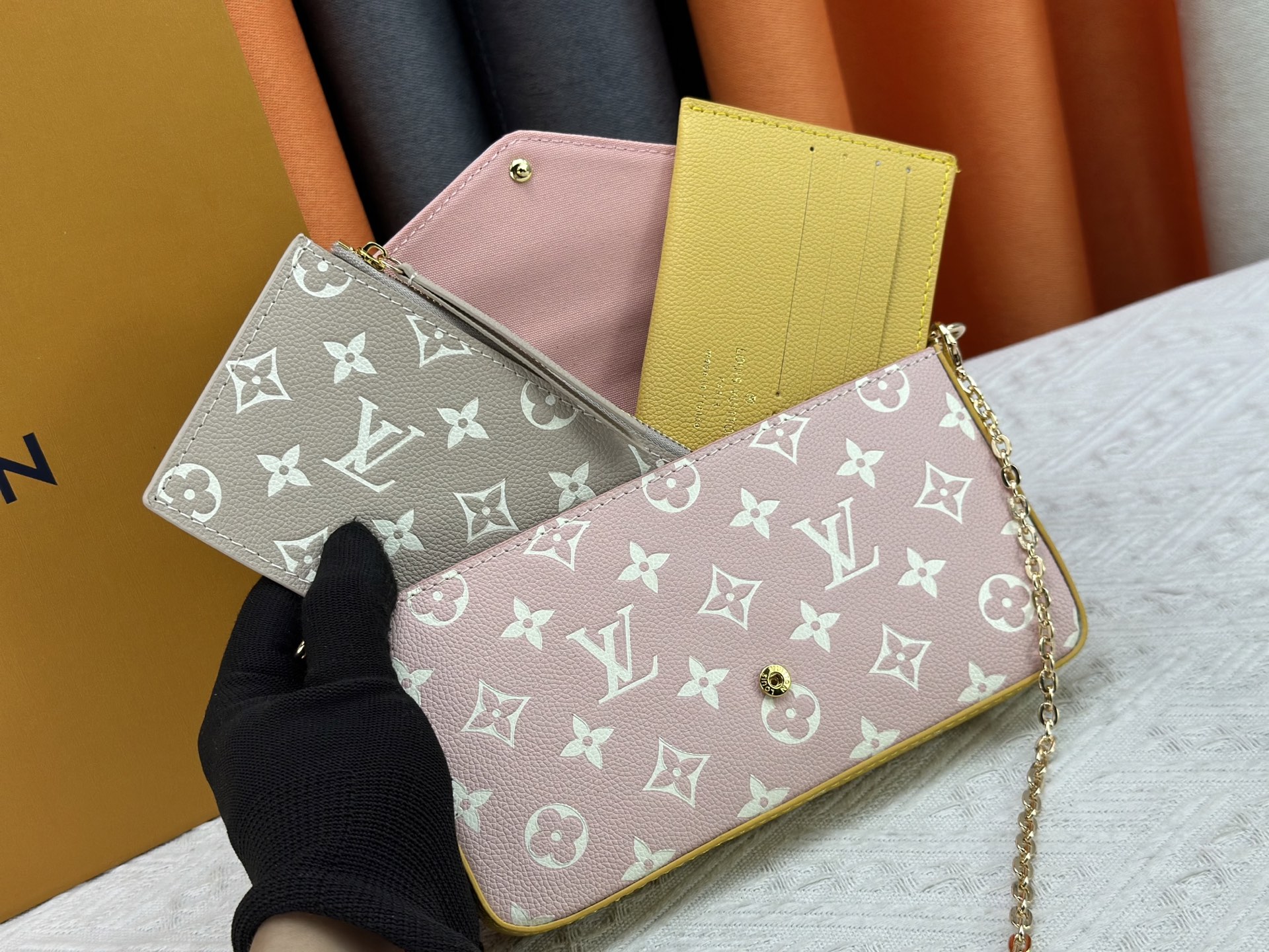 P150 原版 本款 Pochette Félicie 链条包出自 Spring in the City 胶囊系列,为 Monogram Empreinte 皮革渲染多样色彩。翻盖构型配有可拆卸拉链袋和可拆卸贴袋,巧用链条即可切换手拎、肩背和斜挎方式。型号:M81359 M61276 尺寸:21.0 x 12.0 x 3.0