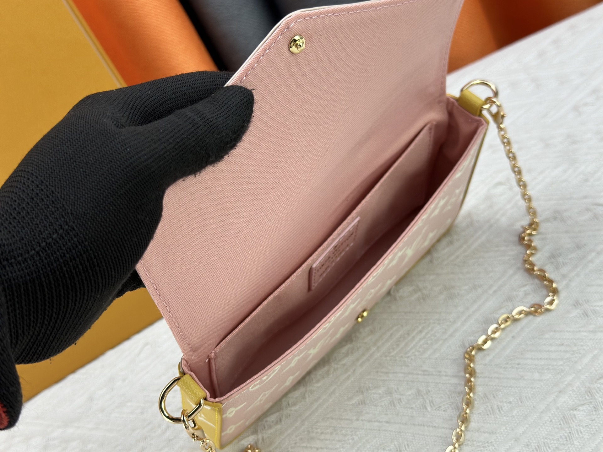 P150 原版 本款 Pochette Félicie 链条包出自 Spring in the City 胶囊系列,为 Monogram Empreinte 皮革渲染多样色彩。翻盖构型配有可拆卸拉链袋和可拆卸贴袋,巧用链条即可切换手拎、肩背和斜挎方式。型号:M81359 M61276 尺寸:21.0 x 12.0 x 3.0