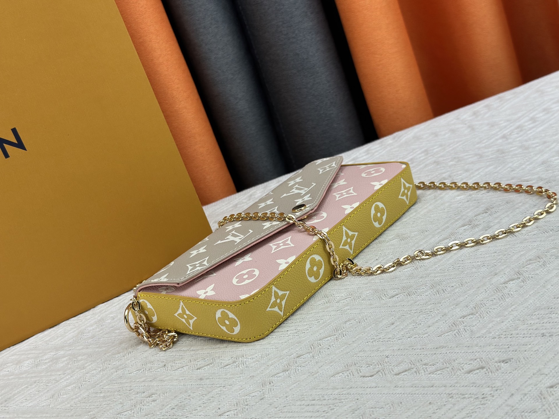 P150 原版 本款 Pochette Félicie 链条包出自 Spring in the City 胶囊系列,为 Monogram Empreinte 皮革渲染多样色彩。翻盖构型配有可拆卸拉链袋和可拆卸贴袋,巧用链条即可切换手拎、肩背和斜挎方式。型号:M81359 M61276 尺寸:21.0 x 12.0 x 3.0