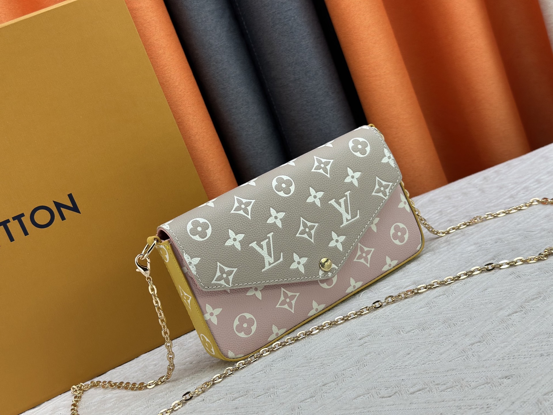 P150 原版 本款 Pochette Félicie 链条包出自 Spring in the City 胶囊系列,为 Monogram Empreinte 皮革渲染多样色彩。翻盖构型配有可拆卸拉链袋和可拆卸贴袋,巧用链条即可切换手拎、肩背和斜挎方式。型号:M81359 M61276 尺寸:21.0 x 12.0 x 3.0