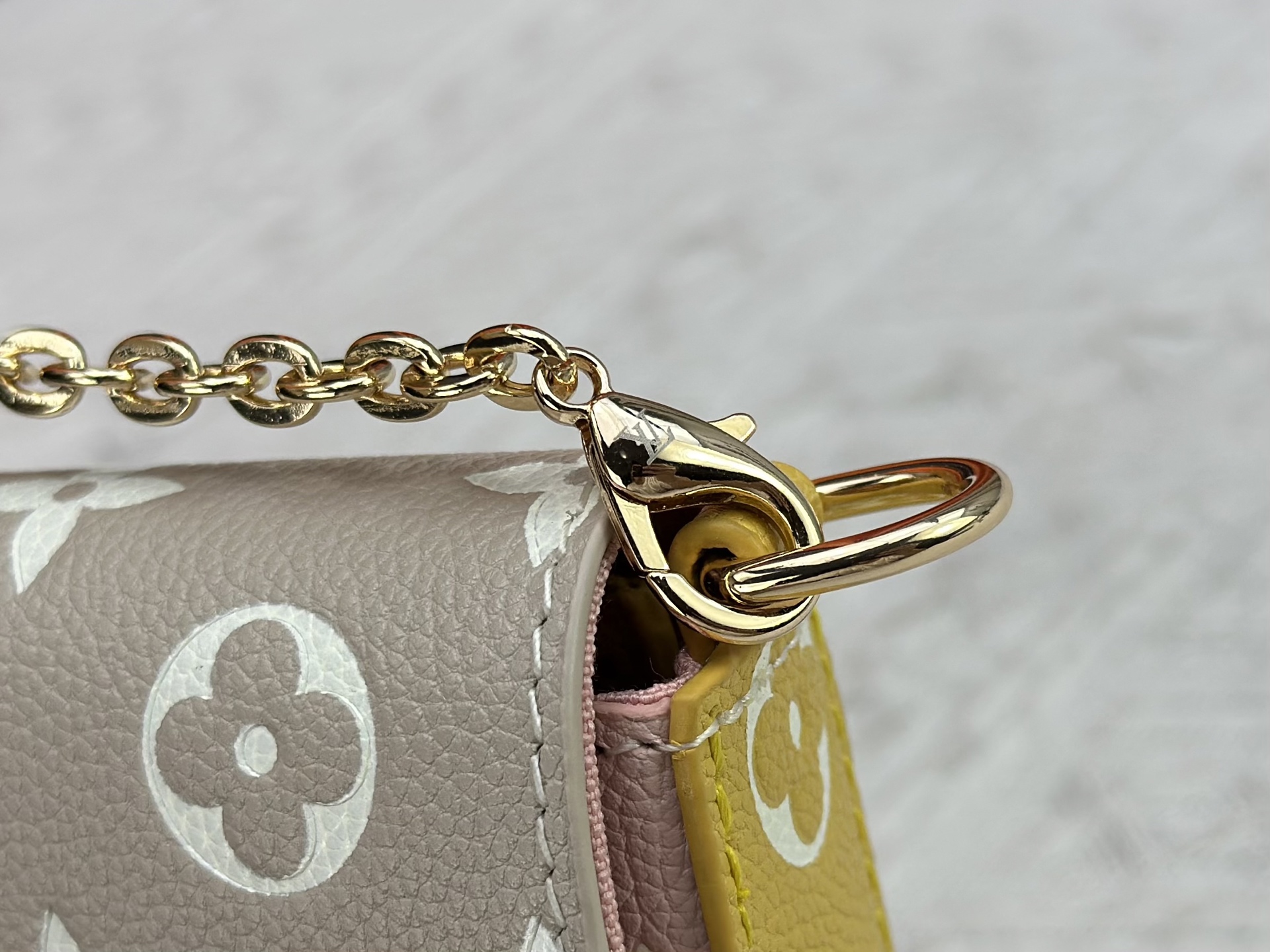 P150 原版 本款 Pochette Félicie 链条包出自 Spring in the City 胶囊系列,为 Monogram Empreinte 皮革渲染多样色彩。翻盖构型配有可拆卸拉链袋和可拆卸贴袋,巧用链条即可切换手拎、肩背和斜挎方式。型号:M81359 M61276 尺寸:21.0 x 12.0 x 3.0