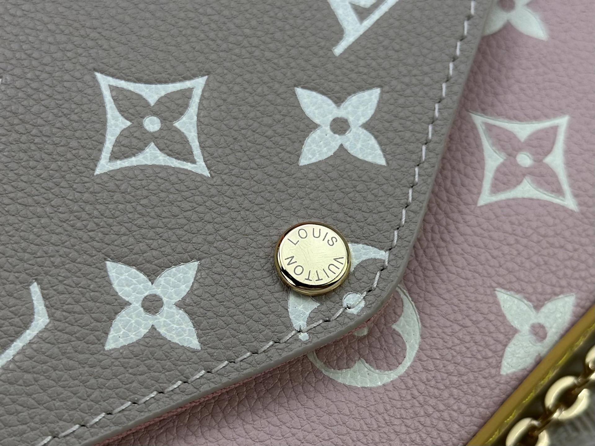 P150 原版 本款 Pochette Félicie 链条包出自 Spring in the City 胶囊系列,为 Monogram Empreinte 皮革渲染多样色彩。翻盖构型配有可拆卸拉链袋和可拆卸贴袋,巧用链条即可切换手拎、肩背和斜挎方式。型号:M81359 M61276 尺寸:21.0 x 12.0 x 3.0