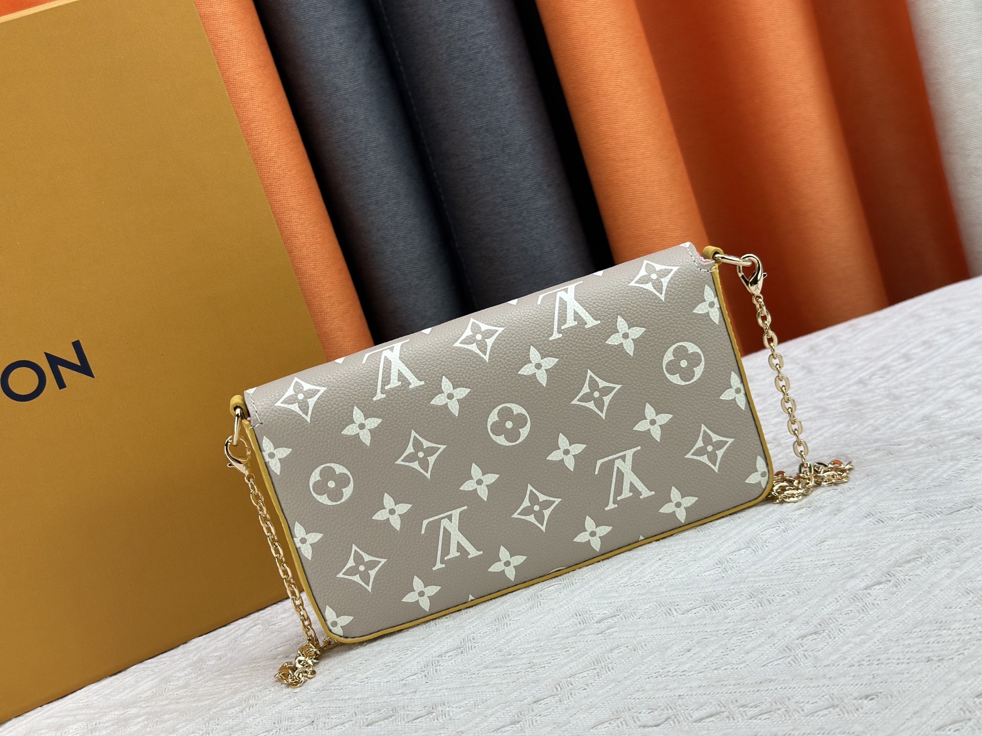 P150 原版 本款 Pochette Félicie 链条包出自 Spring in the City 胶囊系列,为 Monogram Empreinte 皮革渲染多样色彩。翻盖构型配有可拆卸拉链袋和可拆卸贴袋,巧用链条即可切换手拎、肩背和斜挎方式。型号:M81359 M61276 尺寸:21.0 x 12.0 x 3.0
