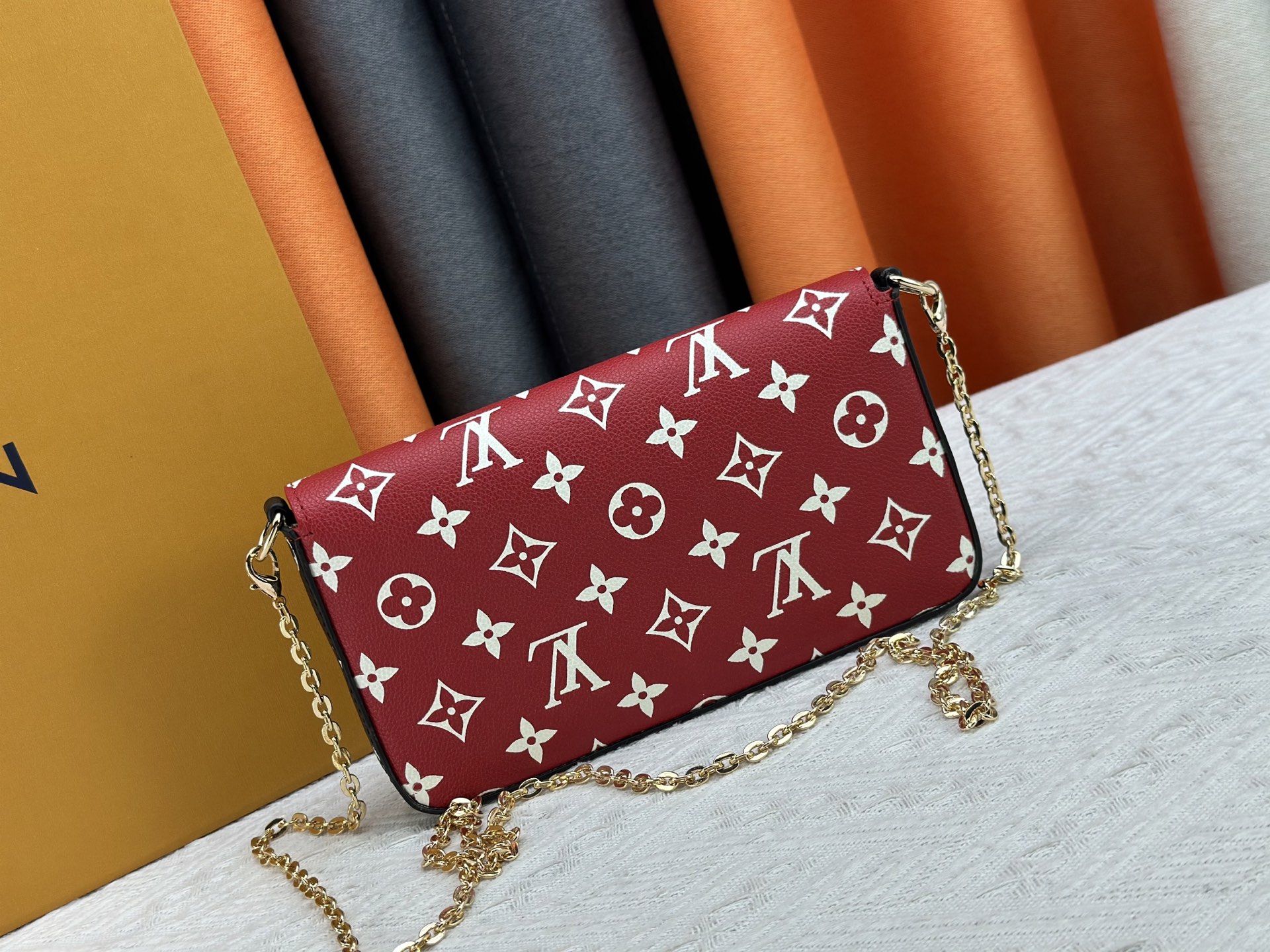 P150 原版 本款 Pochette Félicie 链条包出自 Spring in the City 胶囊系列,为 Monogram Empreinte 皮革渲染多样色彩。翻盖构型配有可拆卸拉链袋和可拆卸贴袋,巧用链条即可切换手拎、肩背和斜挎方式。型号:M81359 M61276 尺寸:21.0 x 12.0 x 3.0