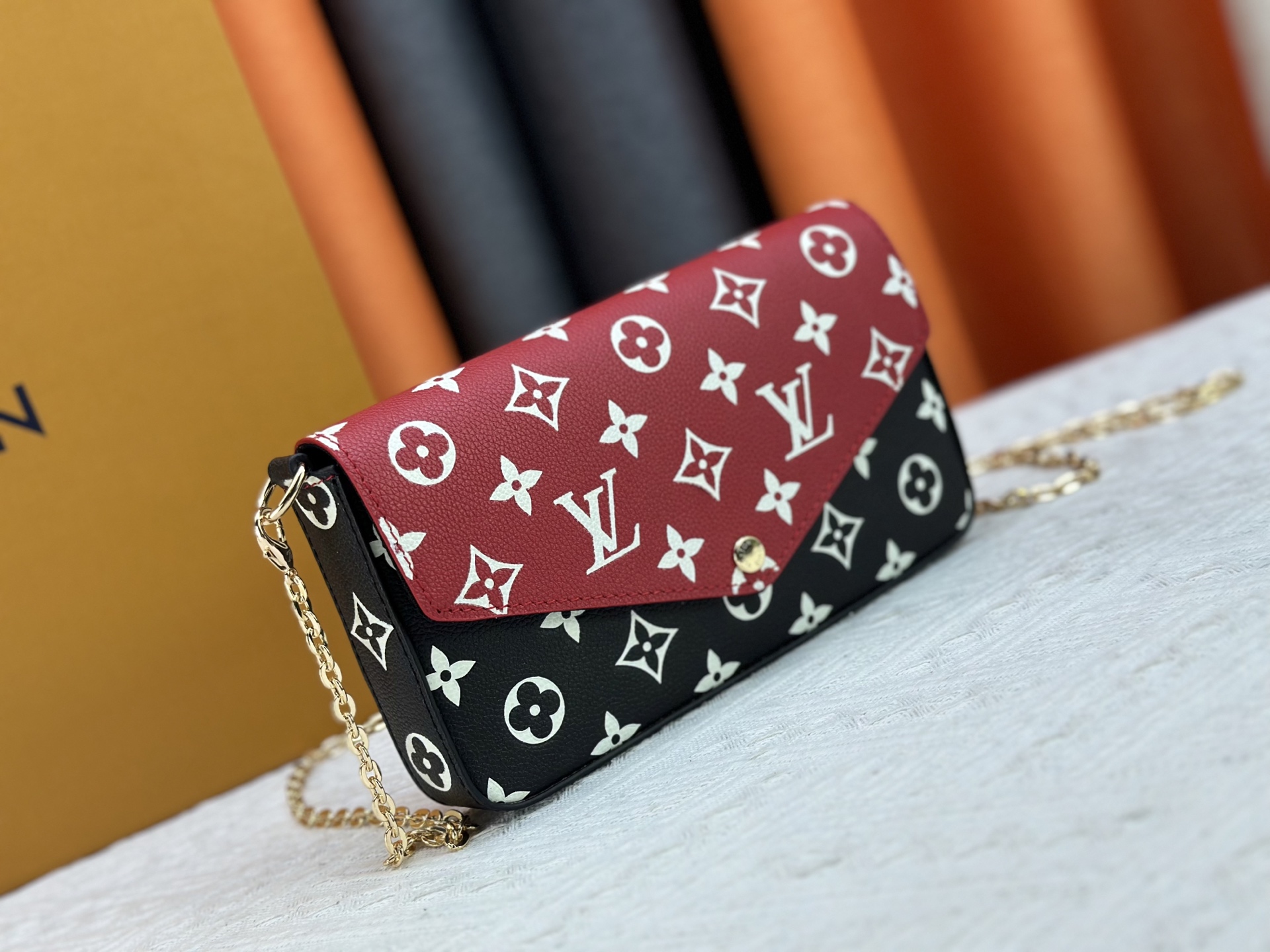 P150 原版 本款 Pochette Félicie 链条包出自 Spring in the City 胶囊系列,为 Monogram Empreinte 皮革渲染多样色彩。翻盖构型配有可拆卸拉链袋和可拆卸贴袋,巧用链条即可切换手拎、肩背和斜挎方式。型号:M81359 M61276 尺寸:21.0 x 12.0 x 3.0