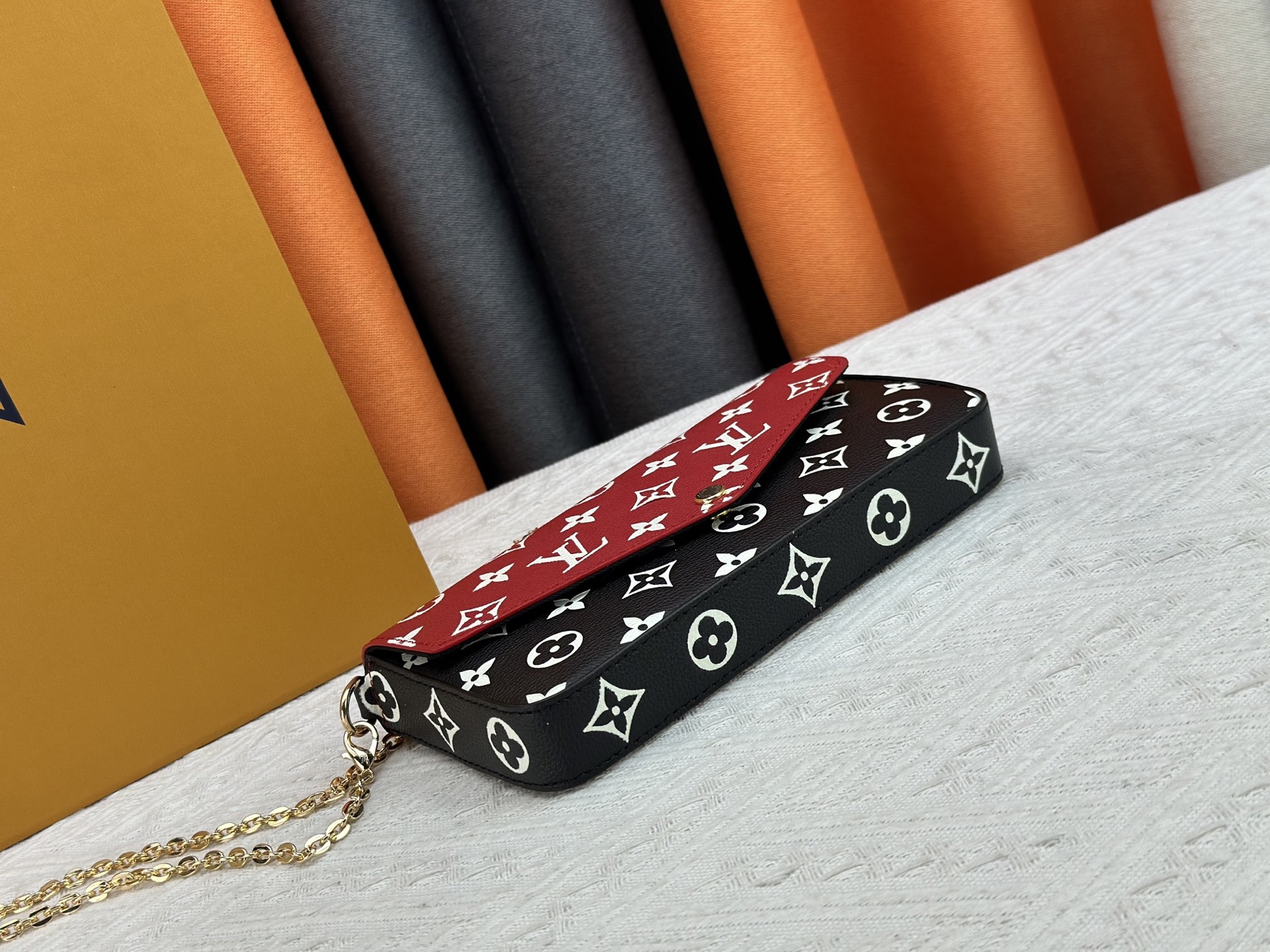 P150 原版 本款 Pochette Félicie 链条包出自 Spring in the City 胶囊系列,为 Monogram Empreinte 皮革渲染多样色彩。翻盖构型配有可拆卸拉链袋和可拆卸贴袋,巧用链条即可切换手拎、肩背和斜挎方式。型号:M81359 M61276 尺寸:21.0 x 12.0 x 3.0