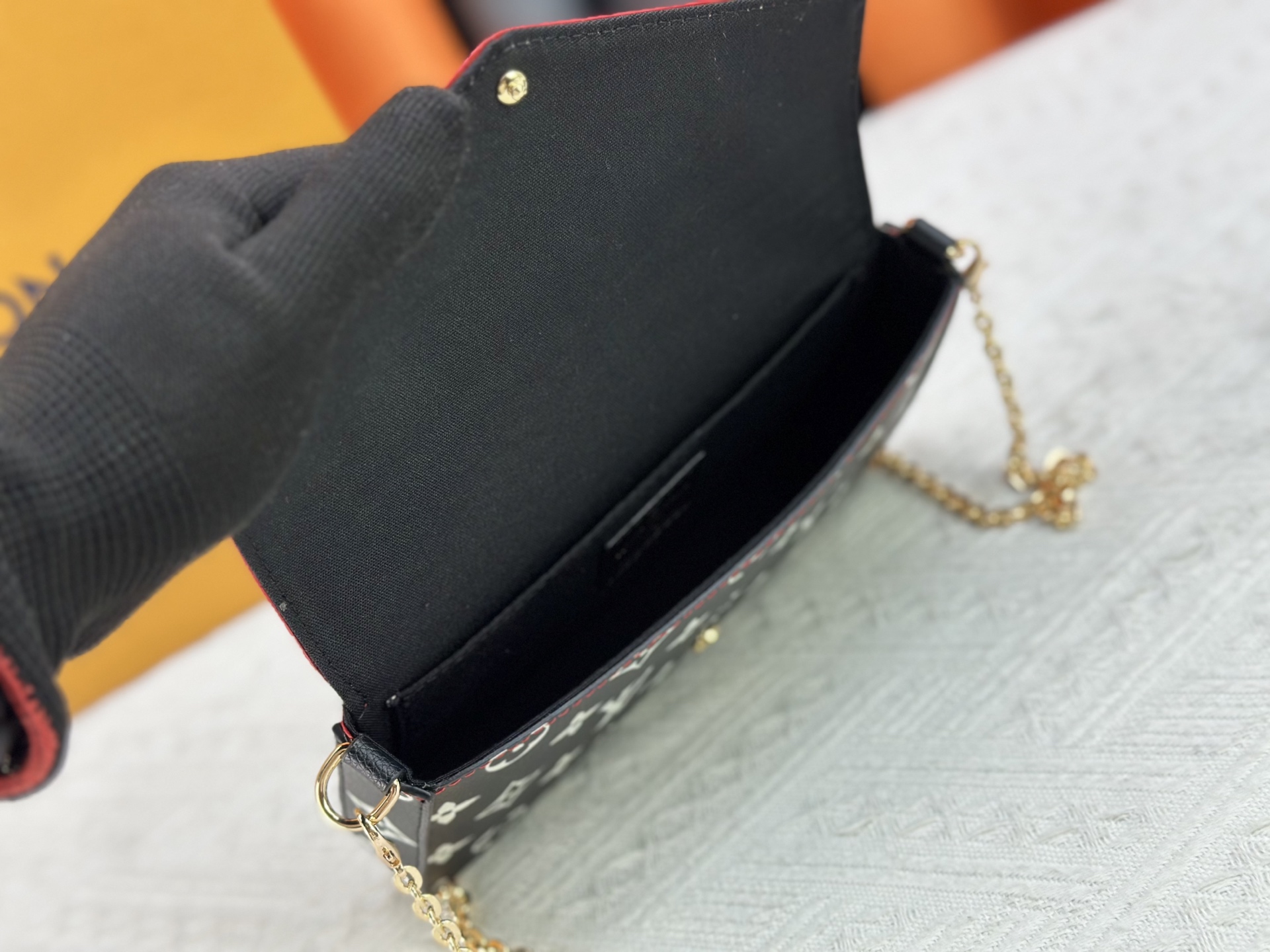 P150 原版 本款 Pochette Félicie 链条包出自 Spring in the City 胶囊系列,为 Monogram Empreinte 皮革渲染多样色彩。翻盖构型配有可拆卸拉链袋和可拆卸贴袋,巧用链条即可切换手拎、肩背和斜挎方式。型号:M81359 M61276 尺寸:21.0 x 12.0 x 3.0