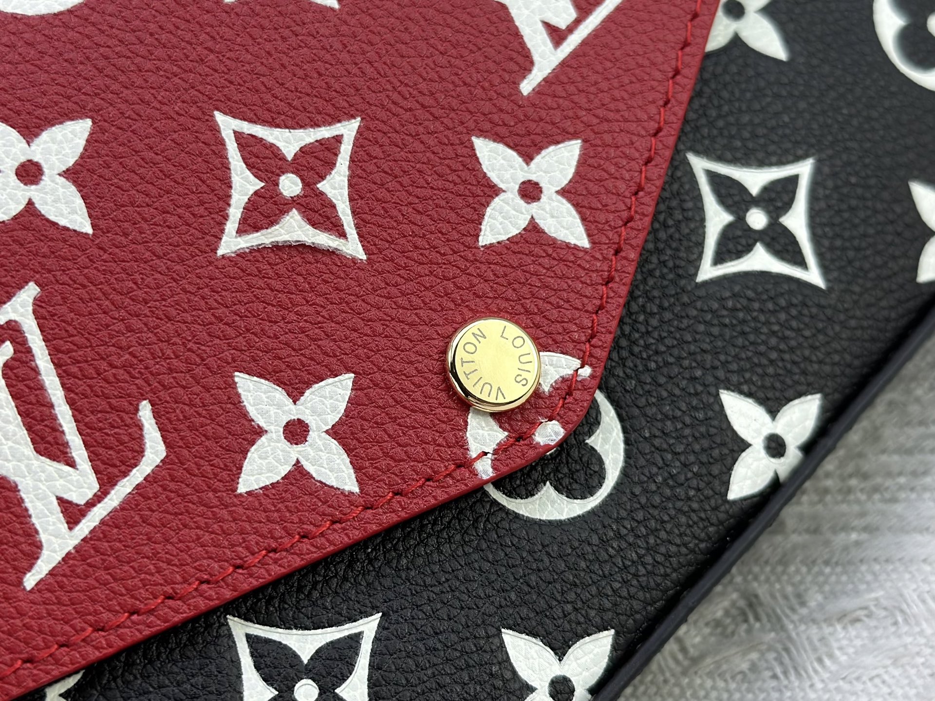 P150 原版 本款 Pochette Félicie 链条包出自 Spring in the City 胶囊系列,为 Monogram Empreinte 皮革渲染多样色彩。翻盖构型配有可拆卸拉链袋和可拆卸贴袋,巧用链条即可切换手拎、肩背和斜挎方式。型号:M81359 M61276 尺寸:21.0 x 12.0 x 3.0