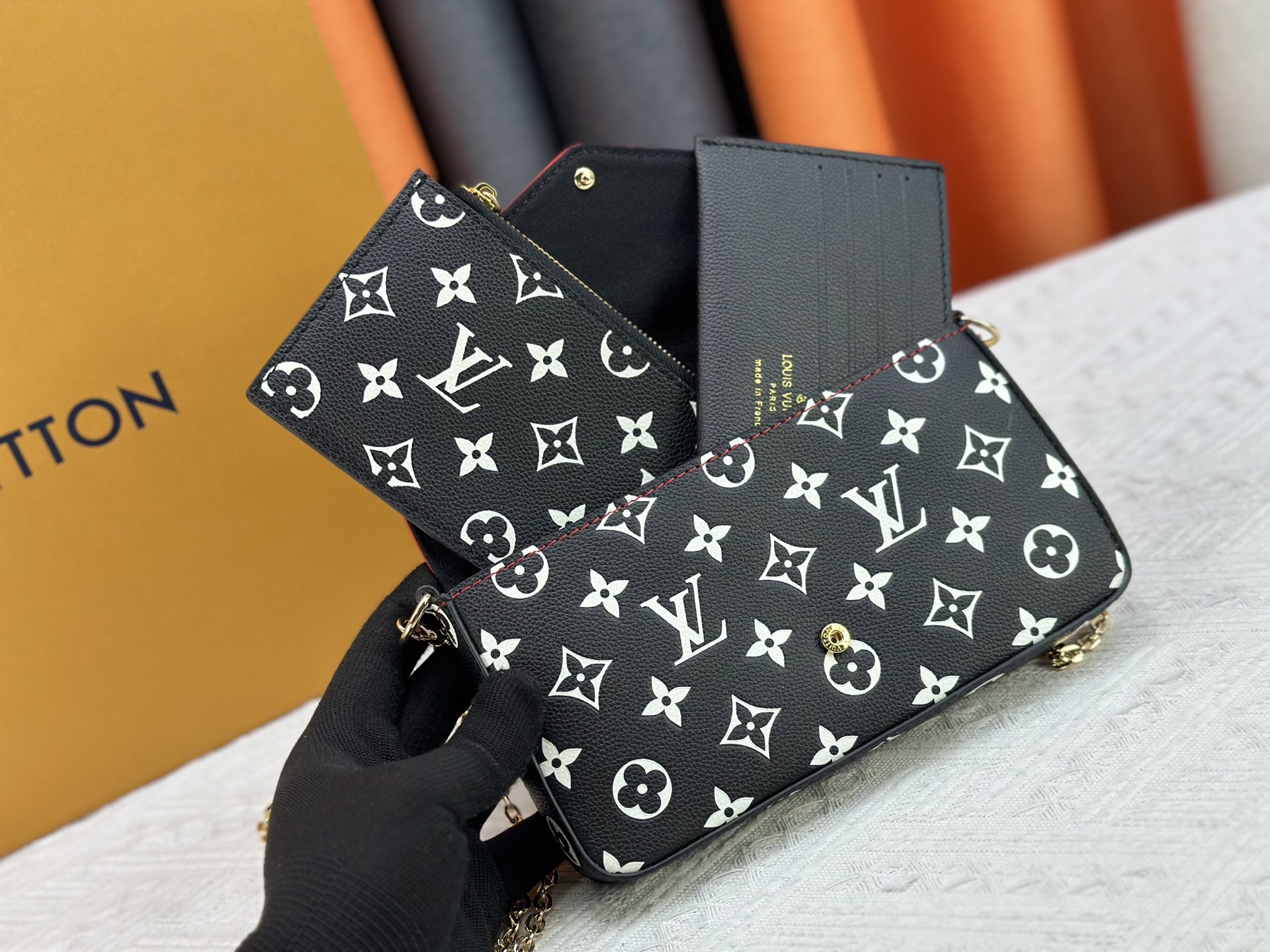 P150 原版 本款 Pochette Félicie 链条包出自 Spring in the City 胶囊系列,为 Monogram Empreinte 皮革渲染多样色彩。翻盖构型配有可拆卸拉链袋和可拆卸贴袋,巧用链条即可切换手拎、肩背和斜挎方式。型号:M81359 M61276 尺寸:21.0 x 12.0 x 3.0