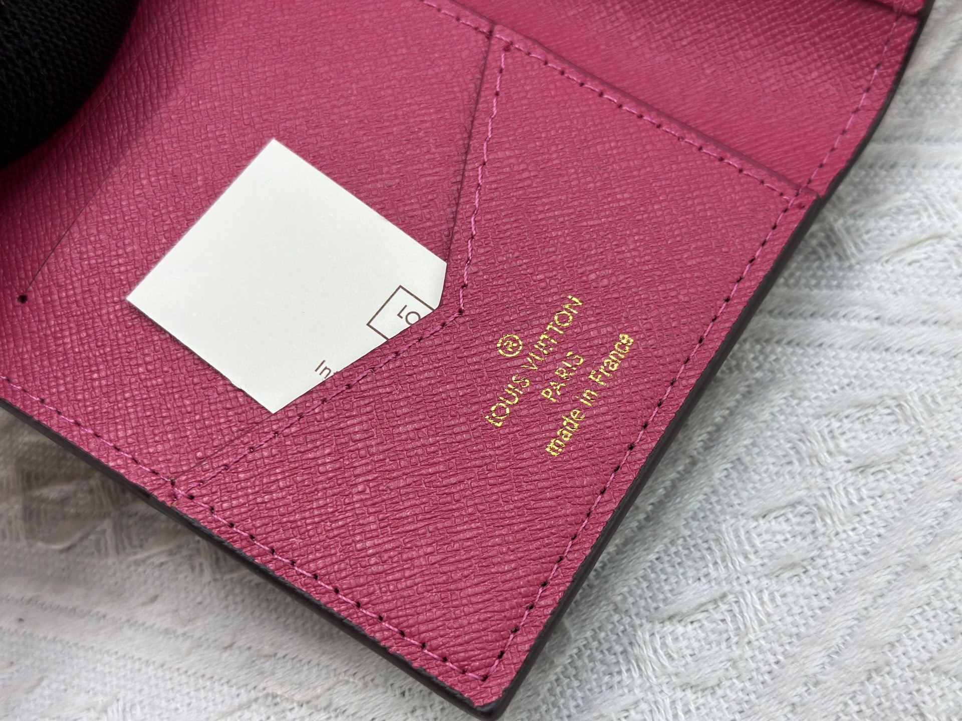 M64502 パスポートケース - 優雅なデザインと多機能性