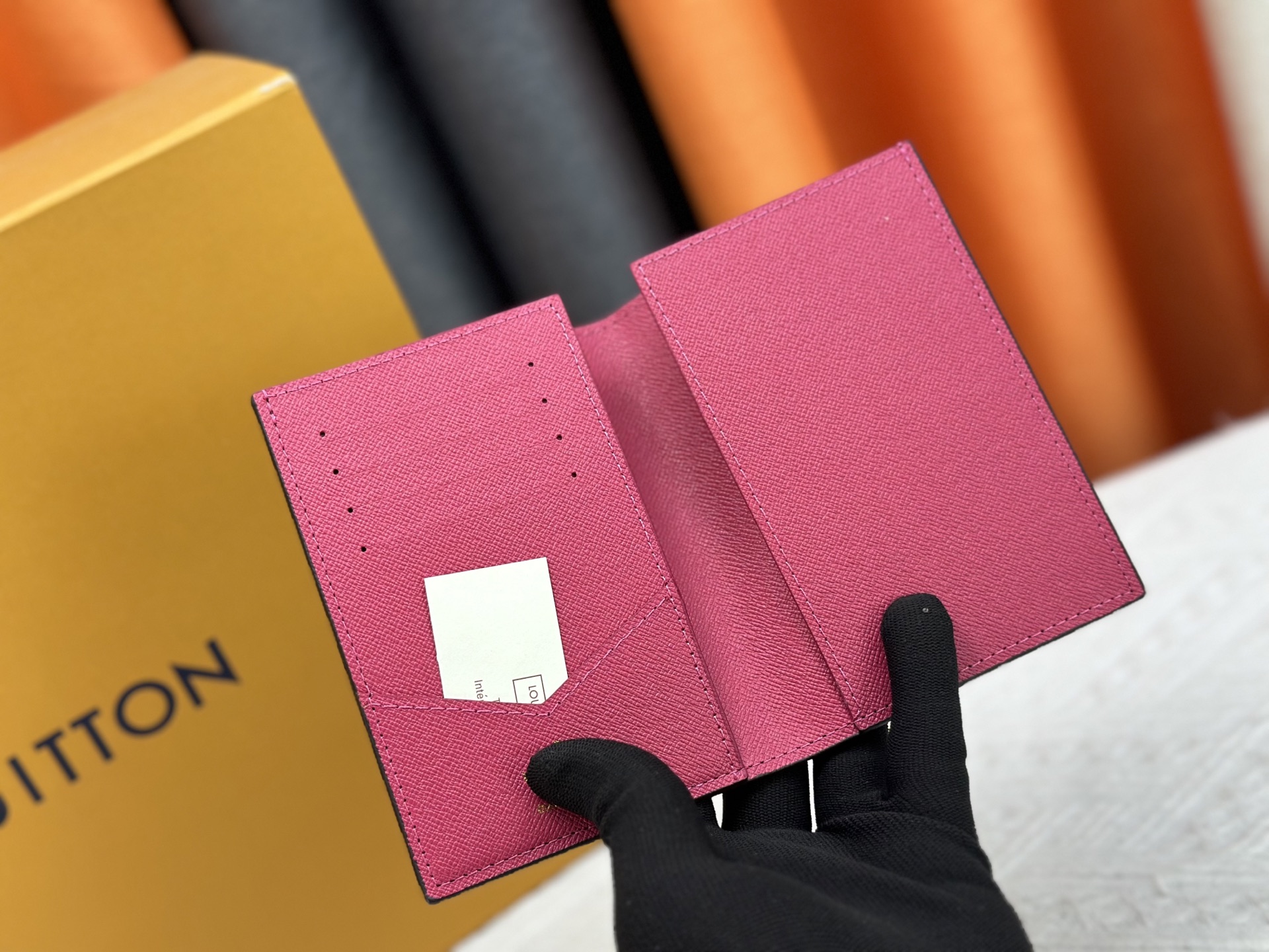 M64502 パスポートケース - 優雅なデザインと多機能性