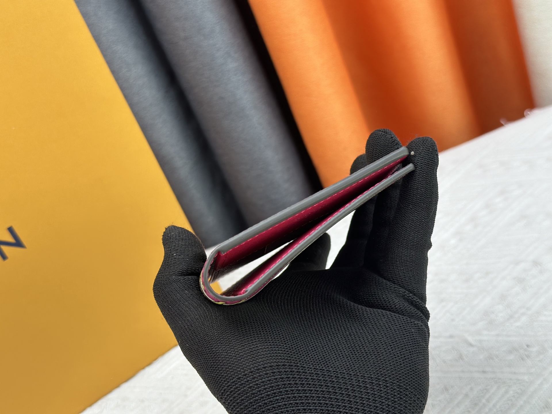 P180長颈鹿護照夹 - 高級感あふれる旅行アクセサリー