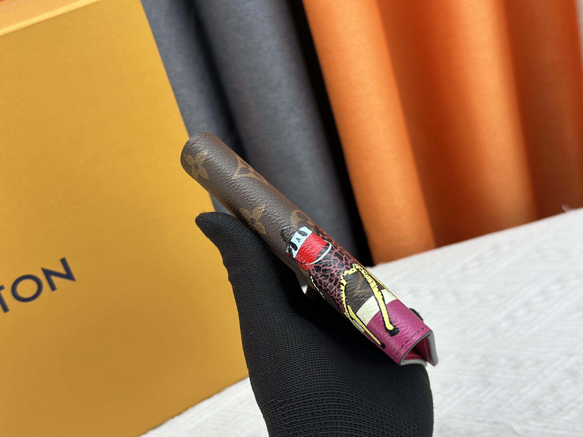 P180長颈鹿護照夹 - 高級感あふれる旅行アクセサリー