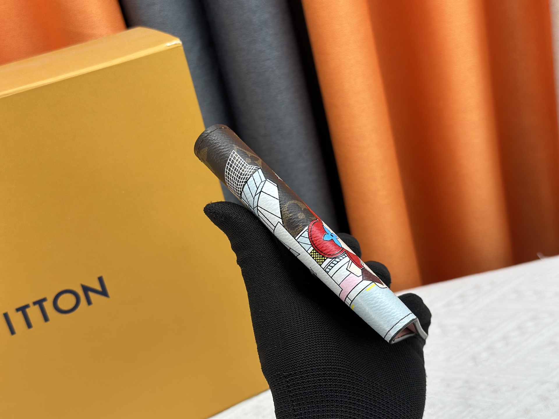 P180 高級 M64502 老花シルク印刷 パスポートケース - 洗練された旅行アクセサリー