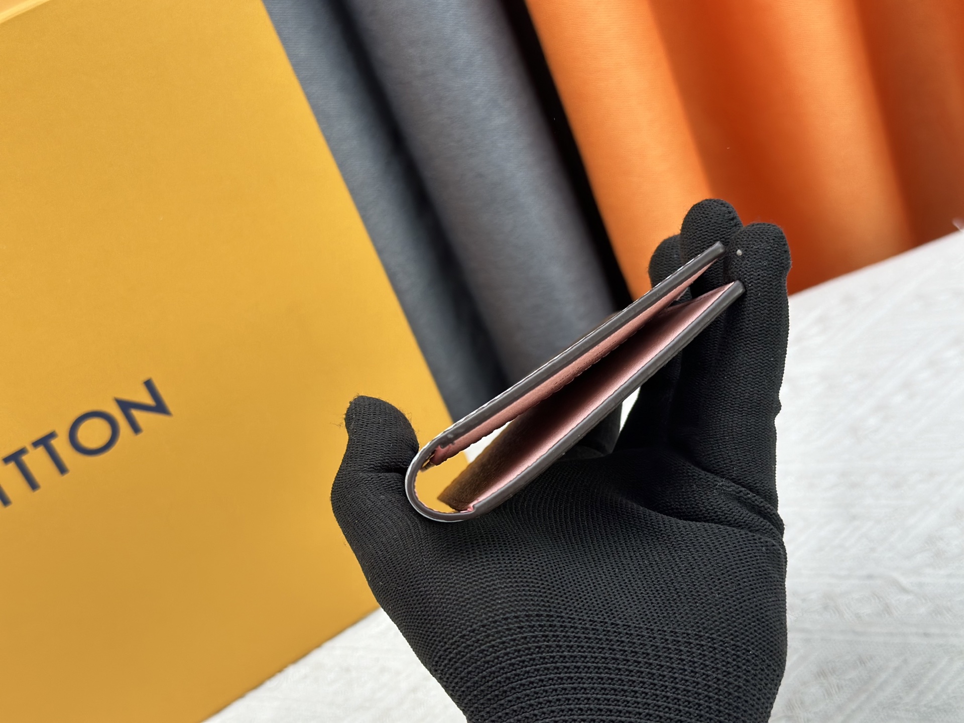 P180 高級 M64502 老花シルク印刷 パスポートケース - 洗練された旅行アクセサリー