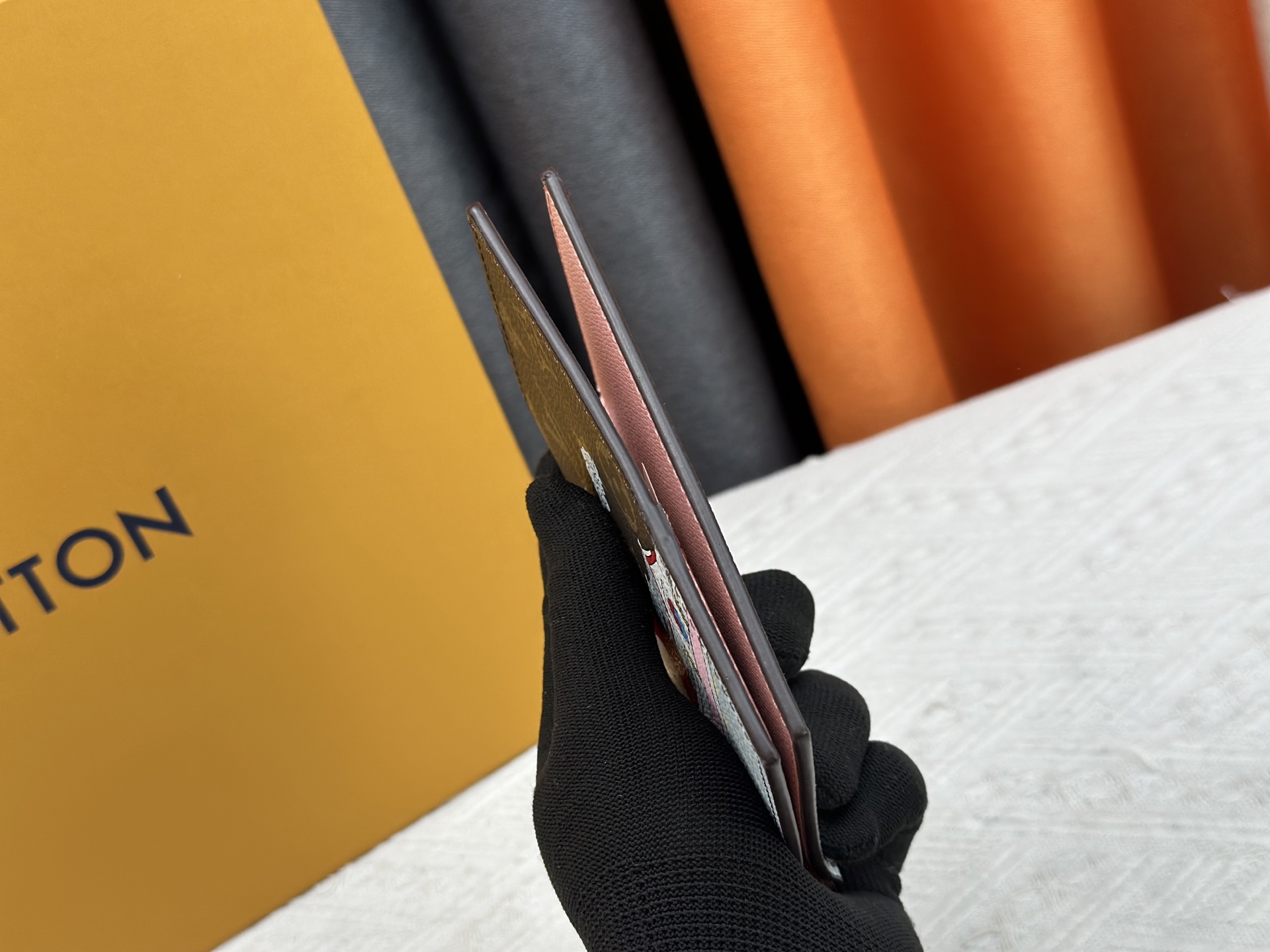 P180 高級 M64502 老花シルク印刷 パスポートケース - 洗練された旅行アクセサリー