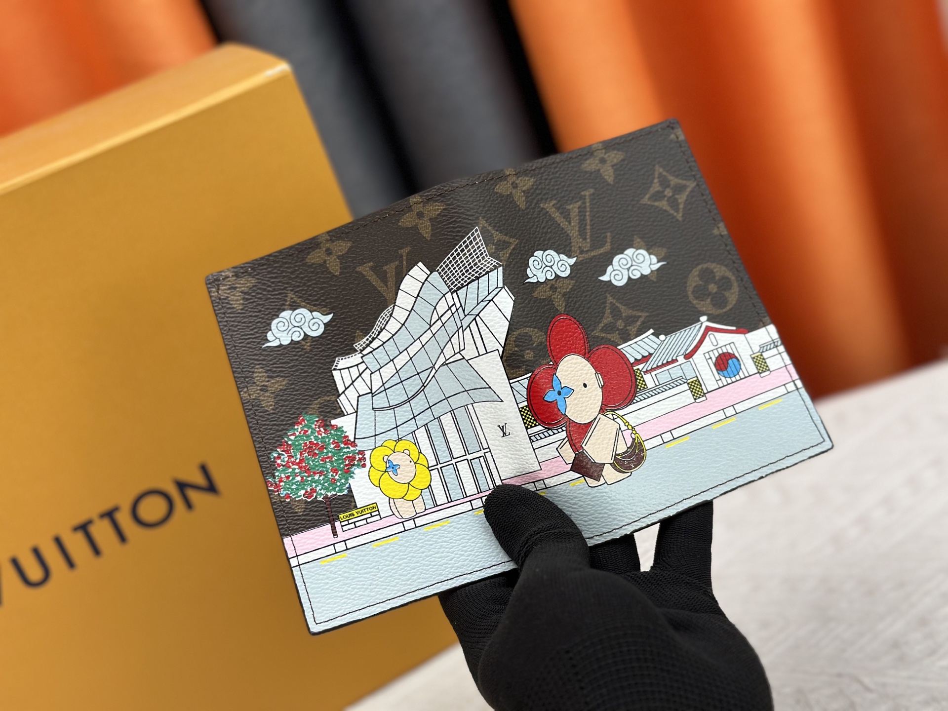 P180 高級 M64502 老花シルク印刷 パスポートケース - 洗練された旅行アクセサリー