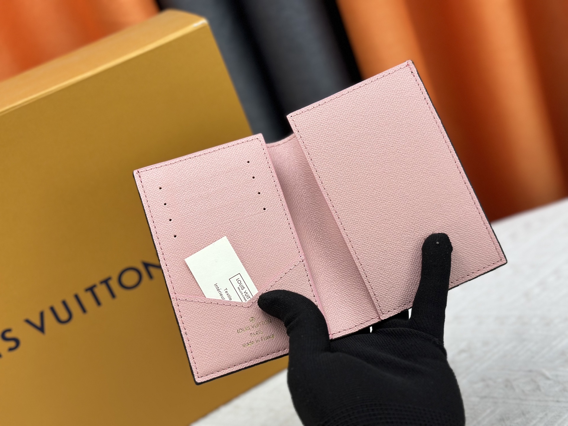 P180 高級 M64502 老花シルク印刷 パスポートケース - 洗練された旅行アクセサリー