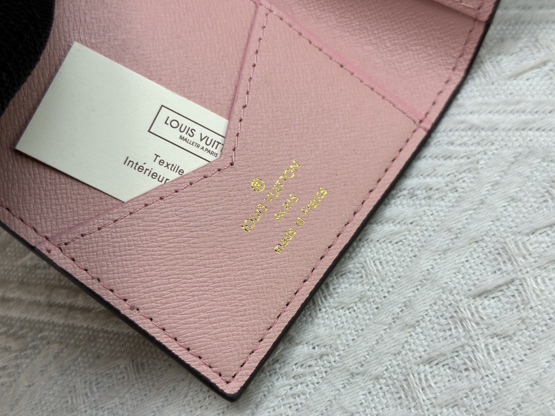 P180 高級 M64502 老花シルク印刷 パスポートケース - 洗練された旅行アクセサリー