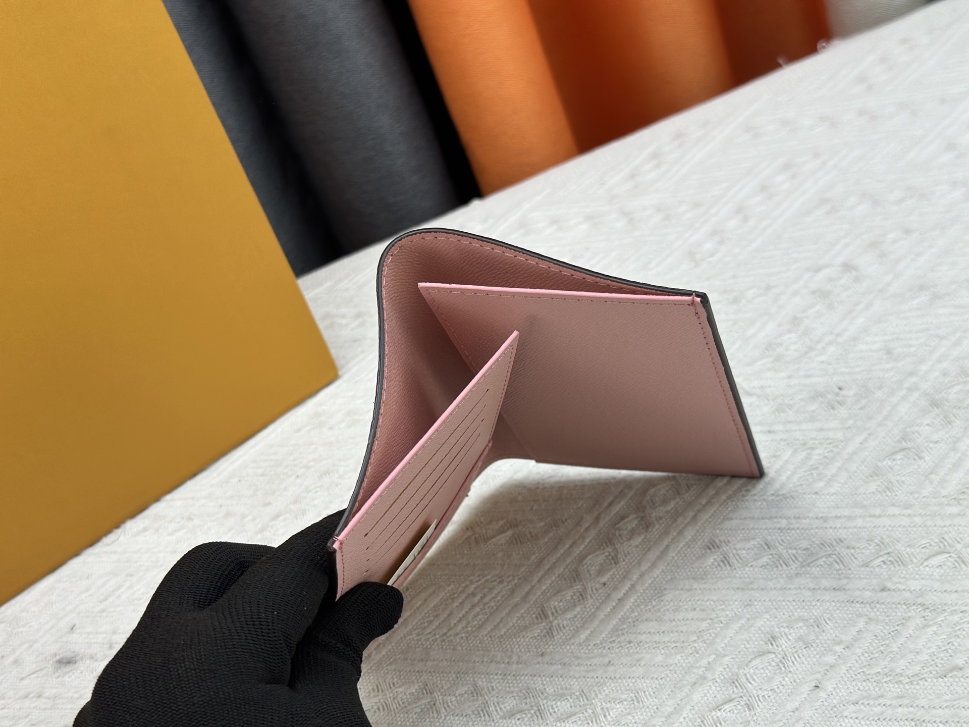 P180 高級 M64502 老花シルク印刷 パスポートケース - 洗練された旅行アクセサリー