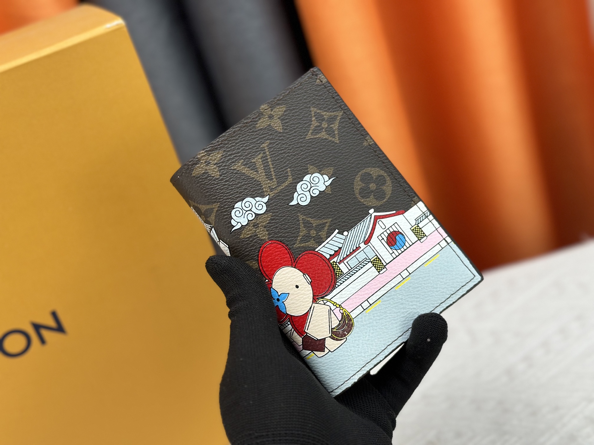 P180 高級 M64502 老花シルク印刷 パスポートケース - 洗練された旅行アクセサリー