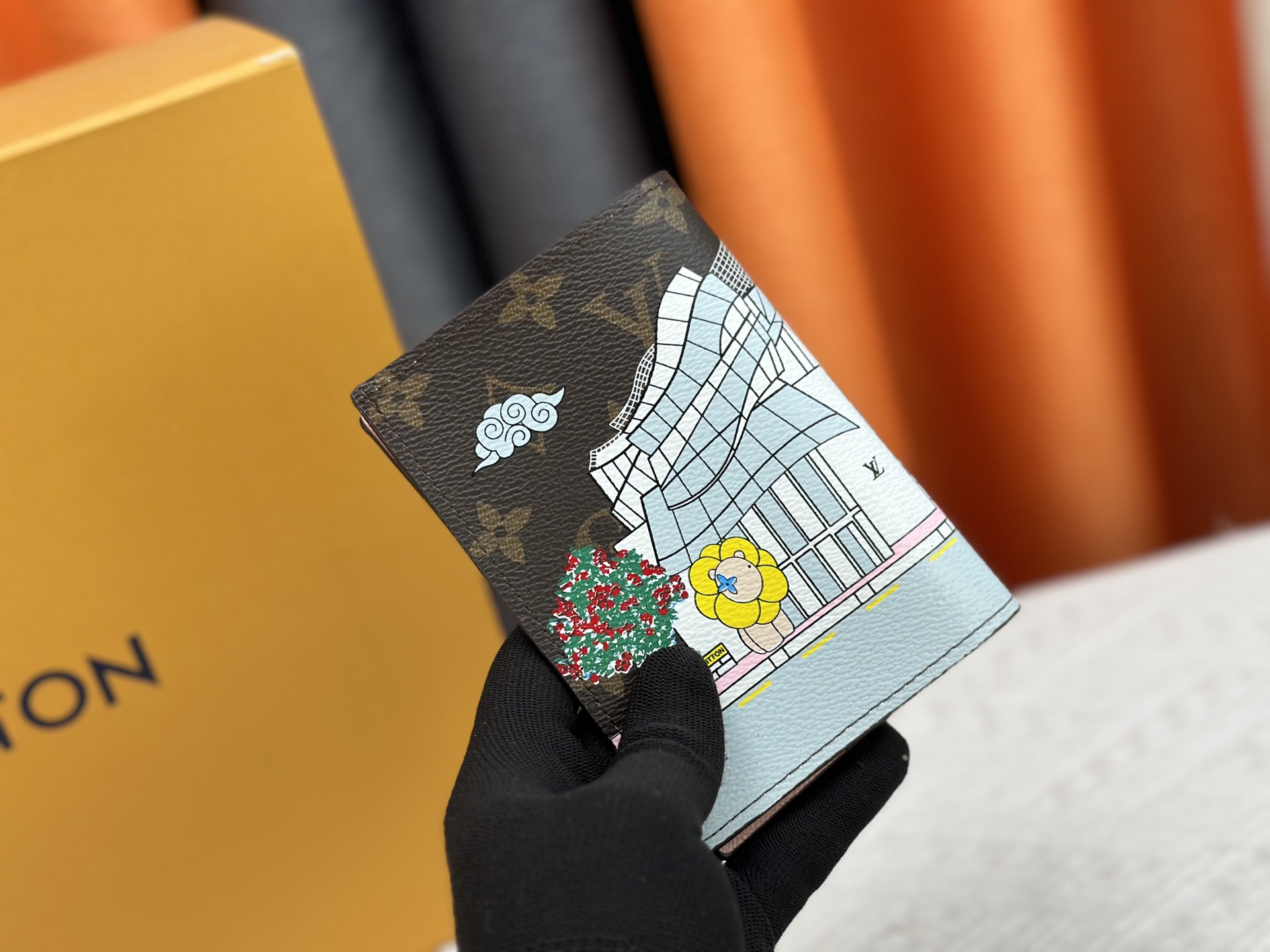 P180 高級 M64502 老花シルク印刷 パスポートケース - 洗練された旅行アクセサリー