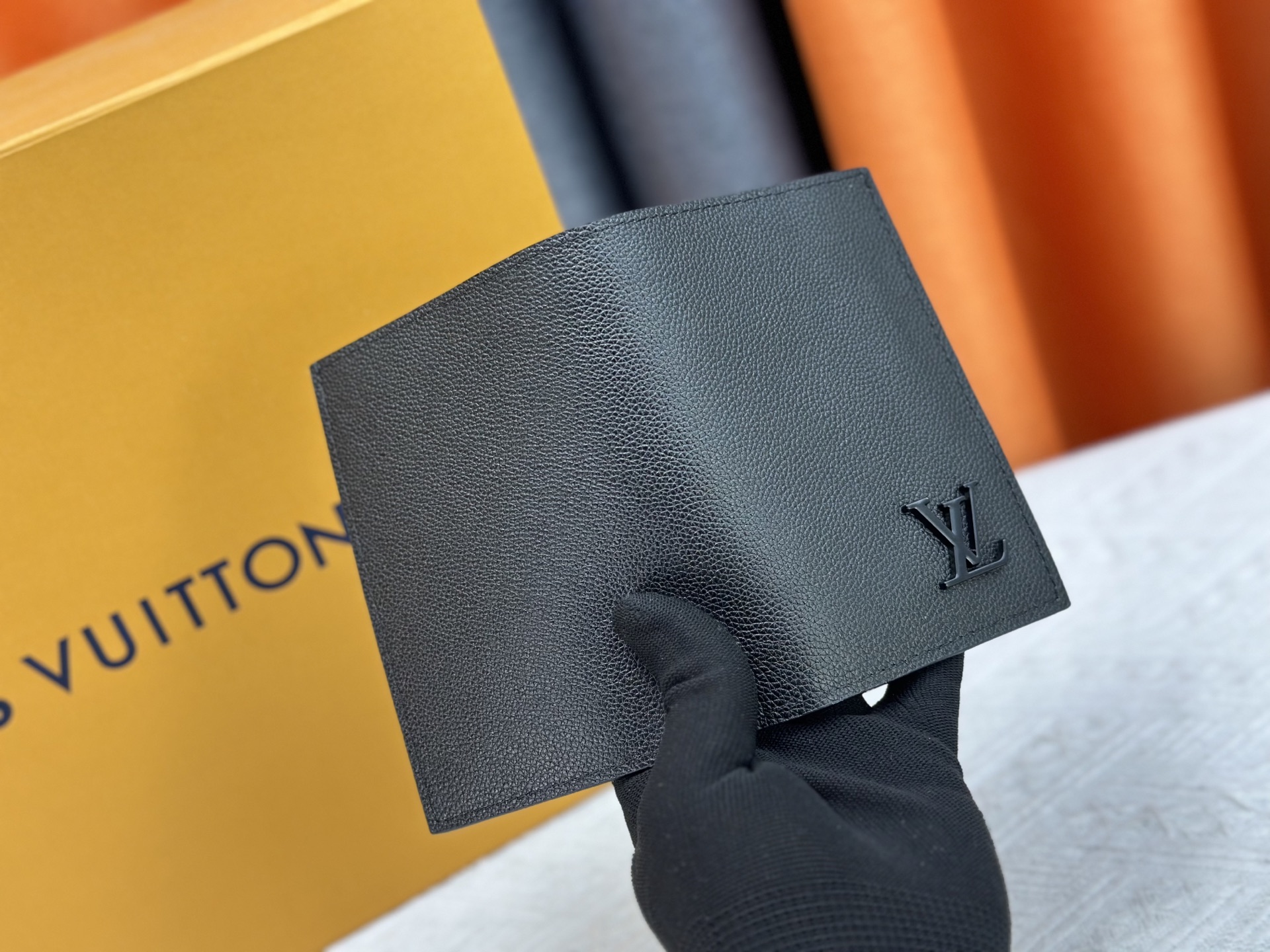 高級 M64502 パスポートケース - 粒纹小牛皮の贅沢な旅行アクセサリー