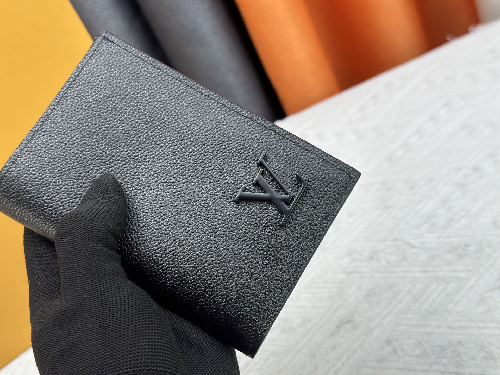 高級 M64502 パスポートケース - 粒纹小牛皮の贅沢な旅行アクセサリー