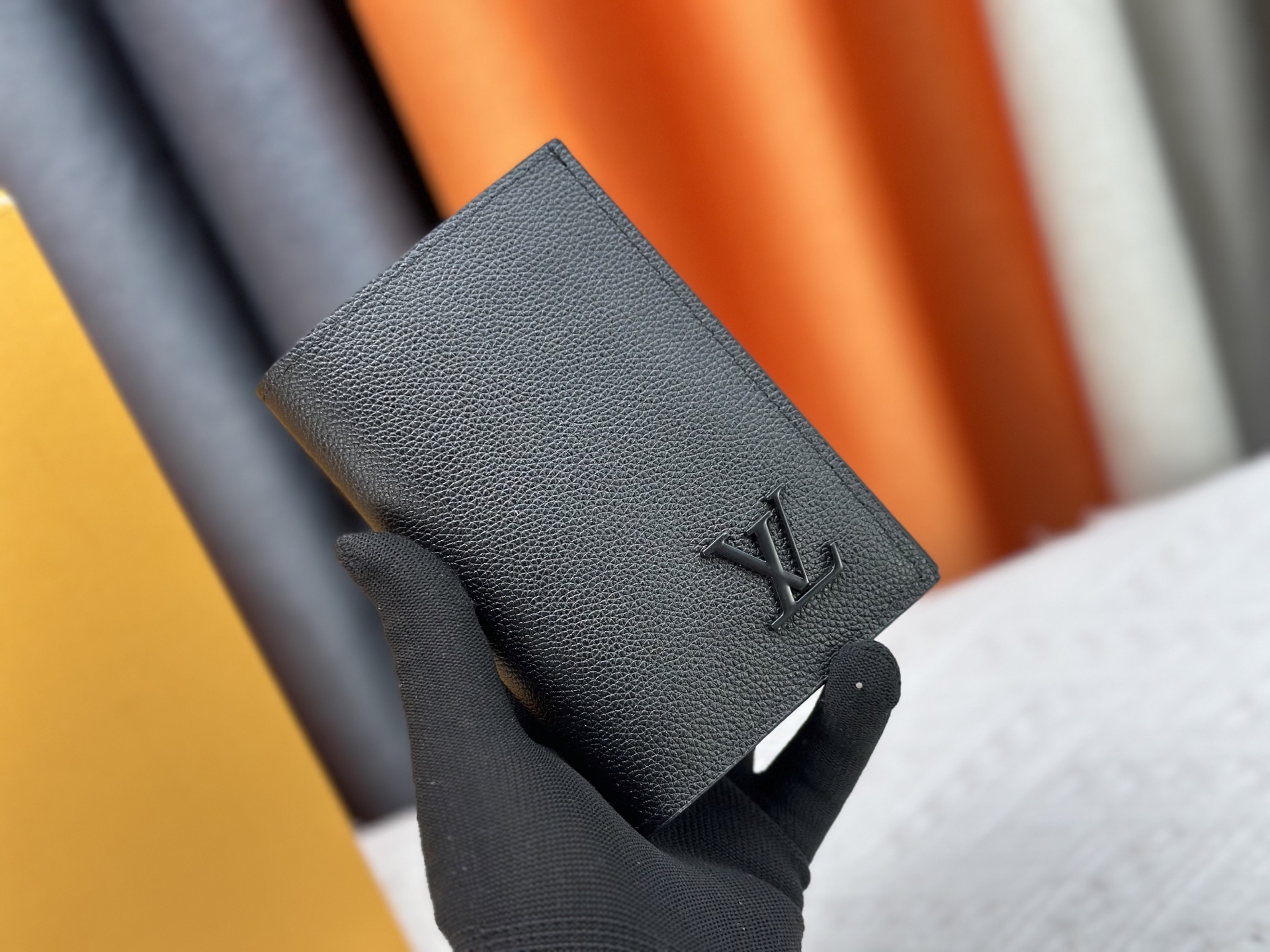 高級 M64502 パスポートケース - 粒纹小牛皮の贅沢な旅行アクセサリー