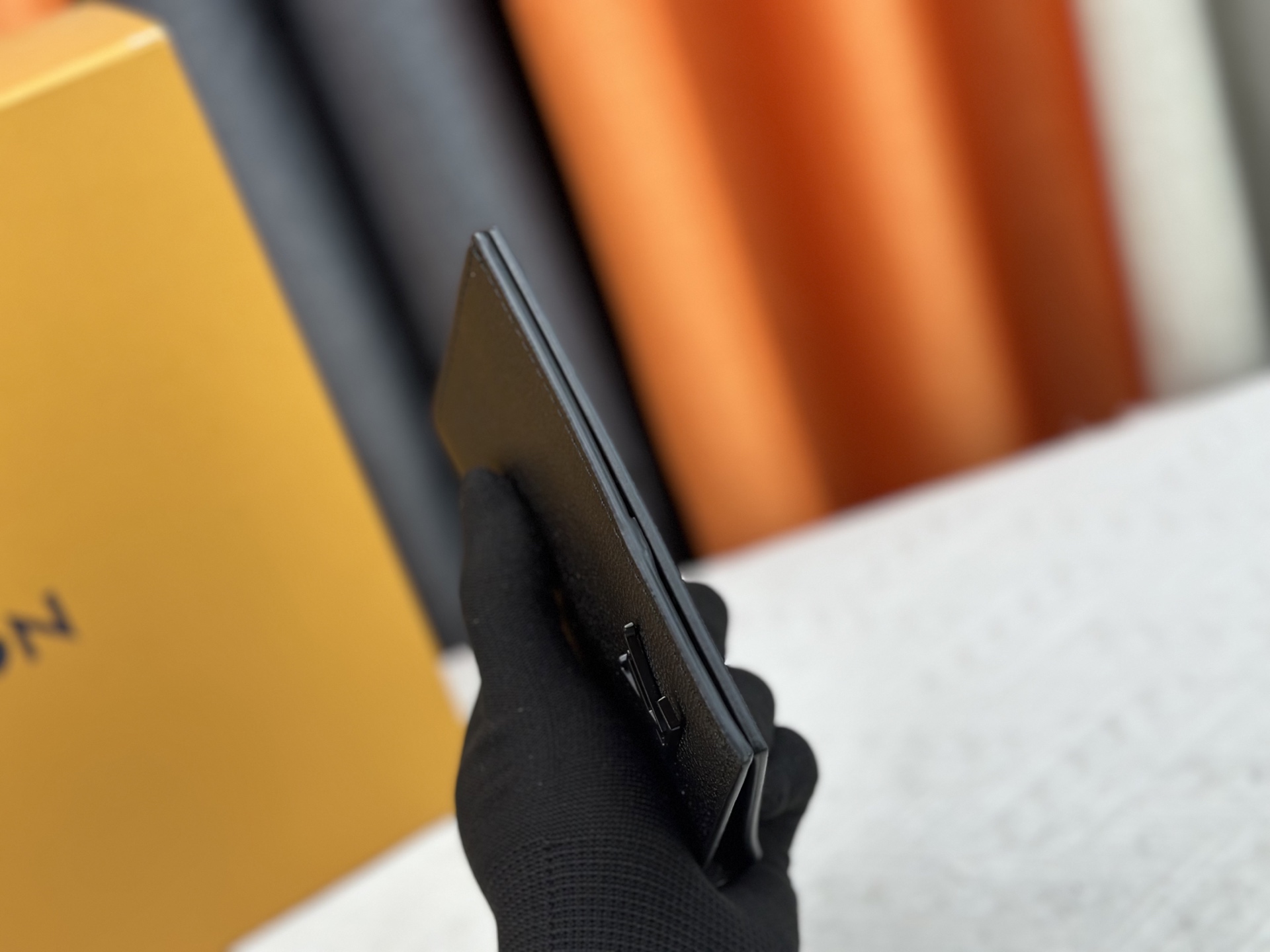 高級 M64502 パスポートケース - 粒纹小牛皮の贅沢な旅行アクセサリー