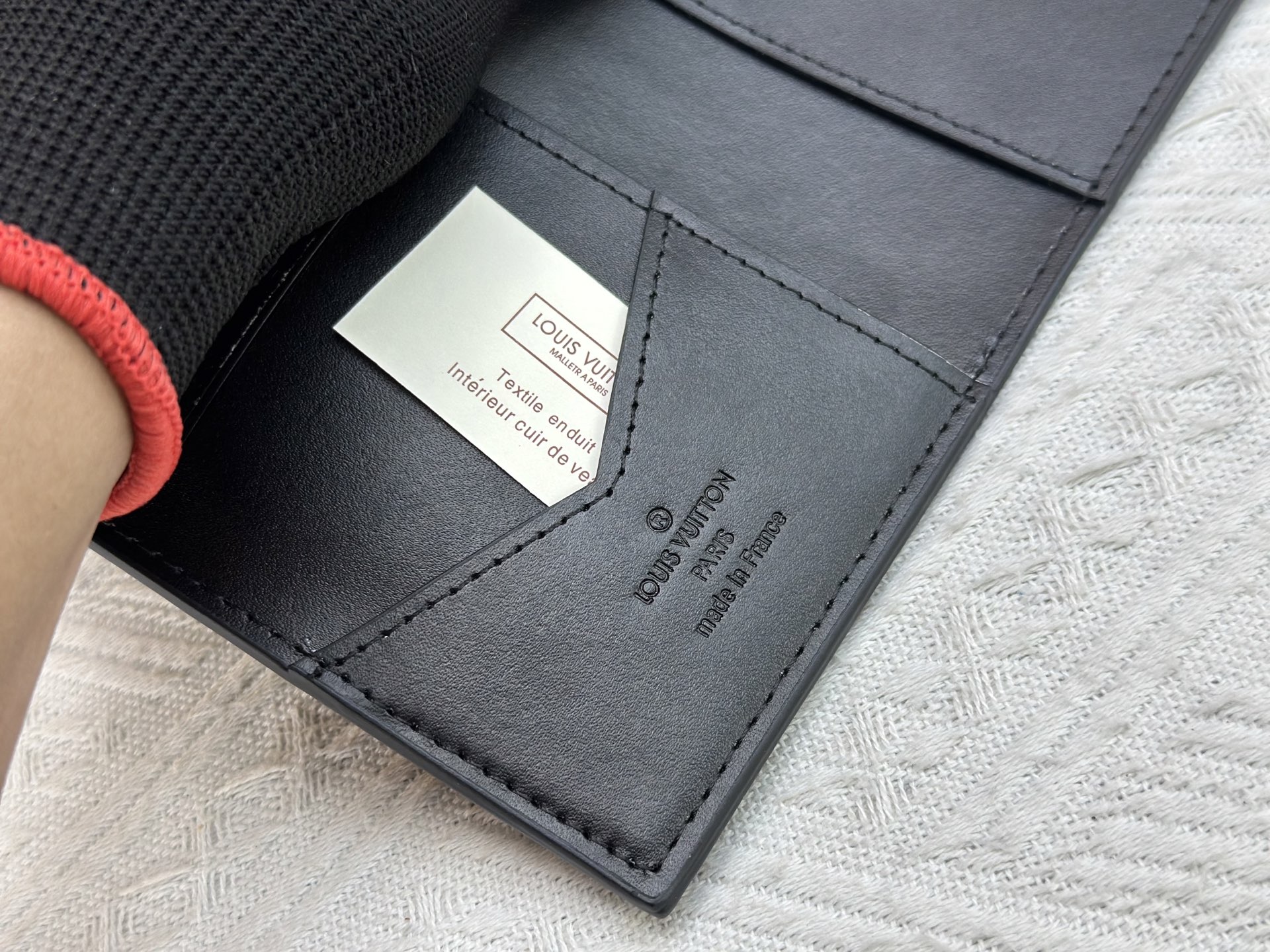 高級 M64502 パスポートケース - 粒纹小牛皮の贅沢な旅行アクセサリー