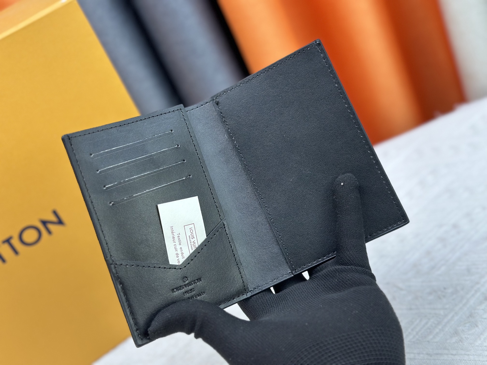 高級 M64502 パスポートケース - 粒纹小牛皮の贅沢な旅行アクセサリー