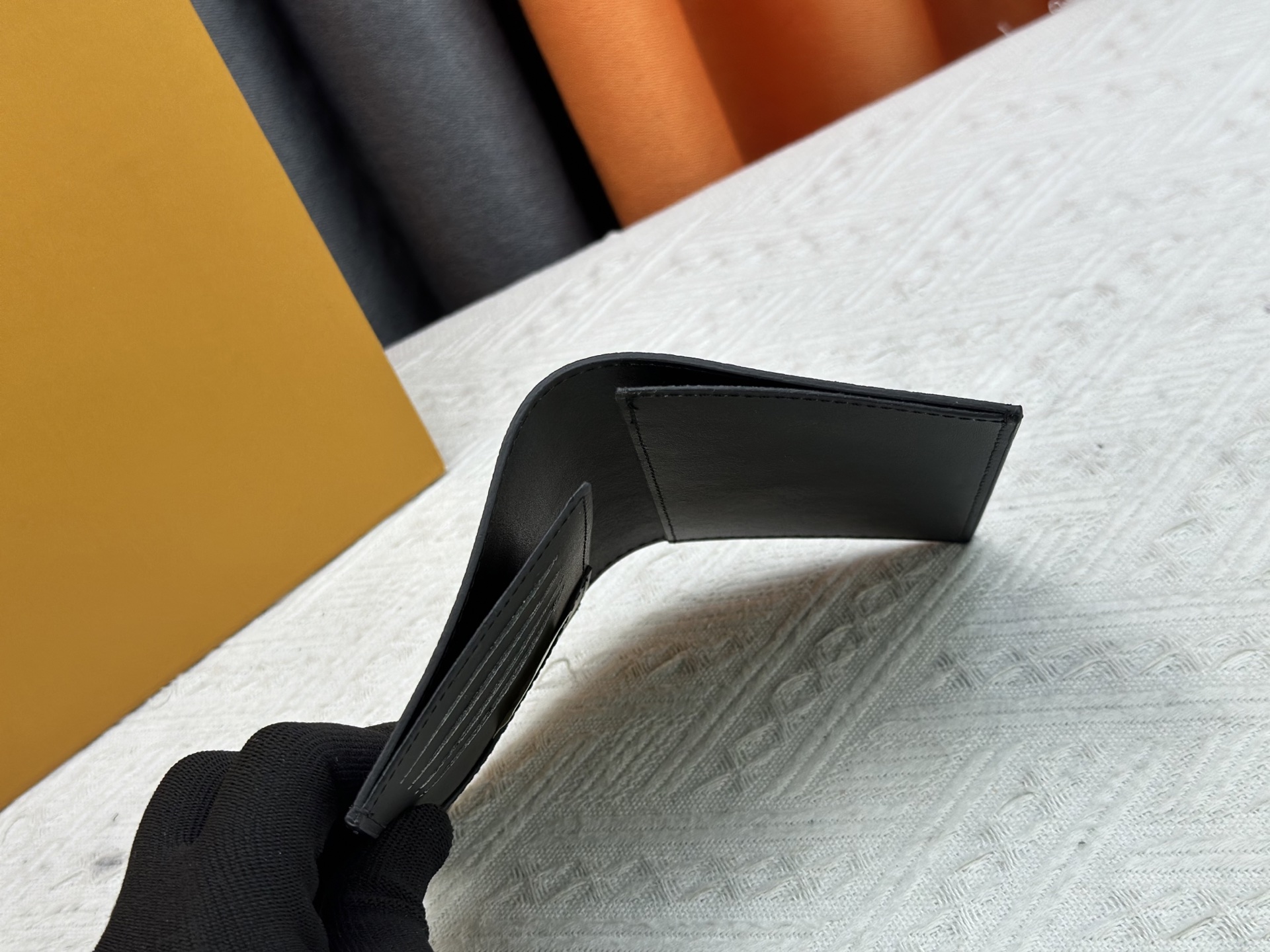 高級 M64502 パスポートケース - 粒纹小牛皮の贅沢な旅行アクセサリー