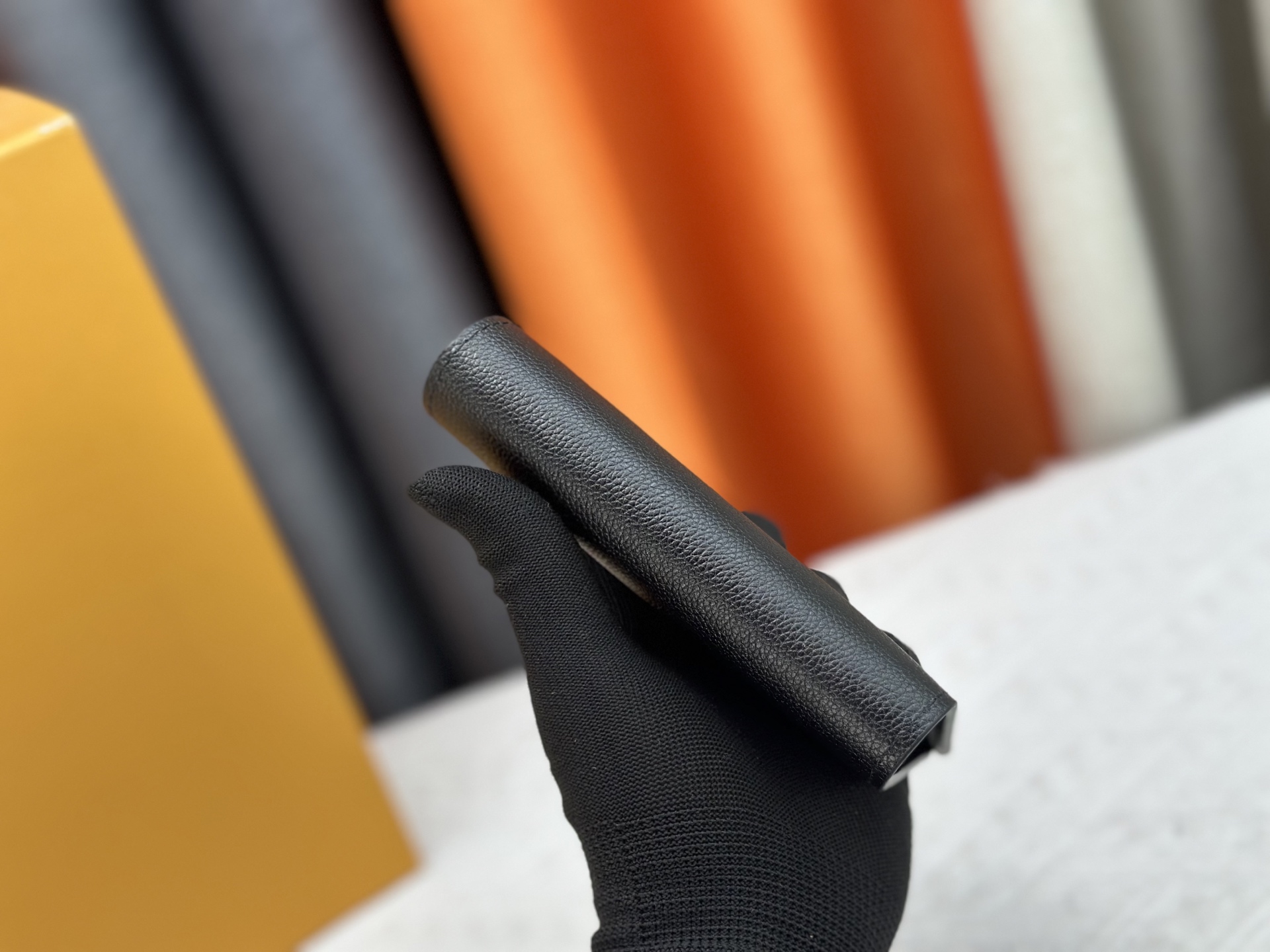 高級 M64502 パスポートケース - 粒纹小牛皮の贅沢な旅行アクセサリー