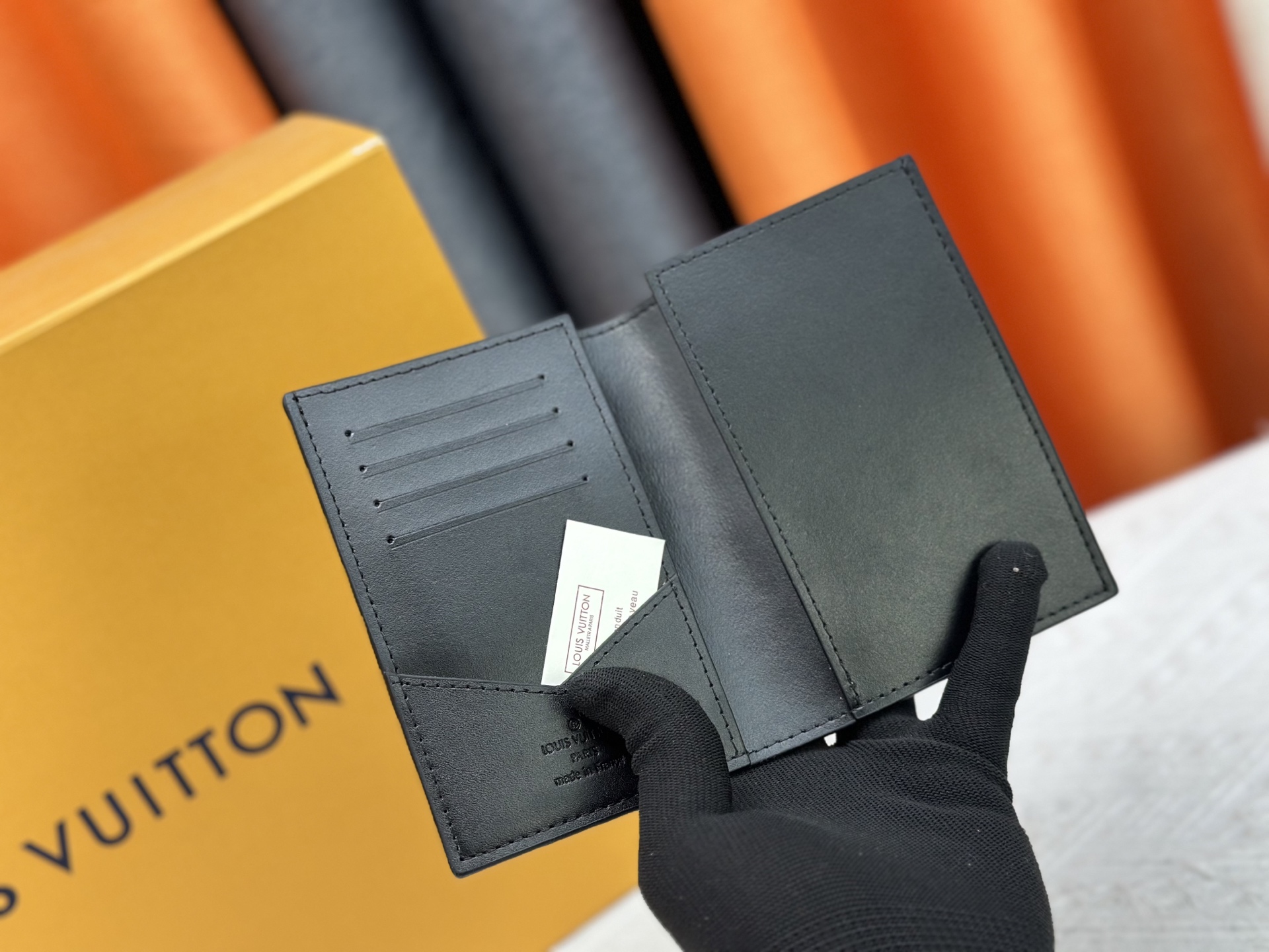 P180 M64502 パスポートケース - 贅沢な牛革内装と多機能デザイン