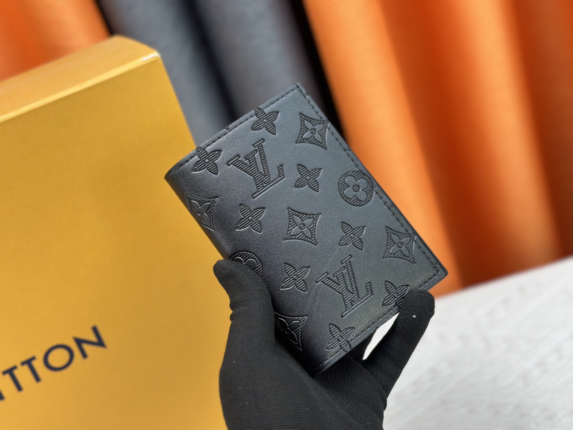 P180 M64502 パスポートケース - 贅沢な牛革内装と多機能デザイン