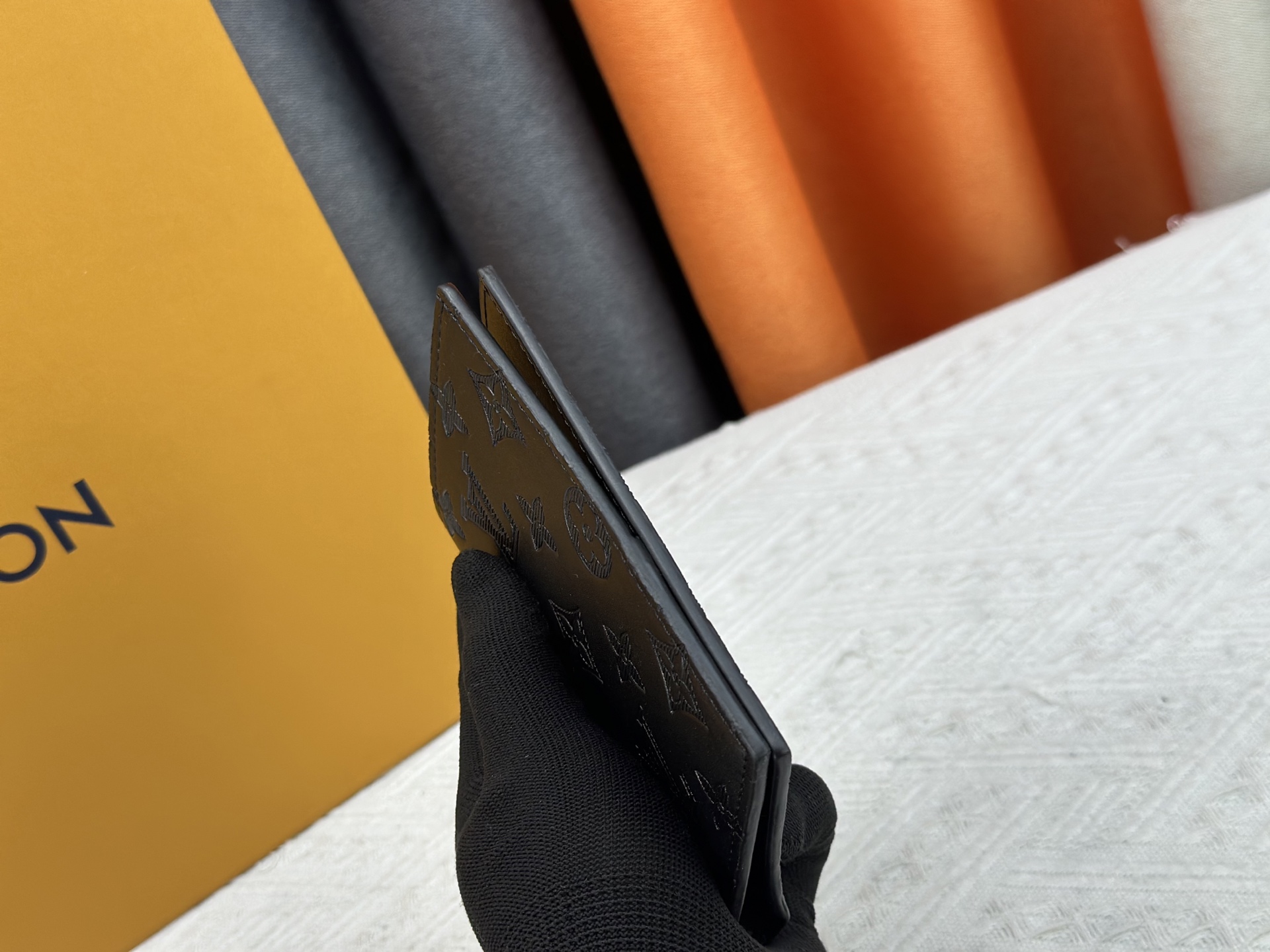 P180 M64502 パスポートケース - 贅沢な牛革内装と多機能デザイン