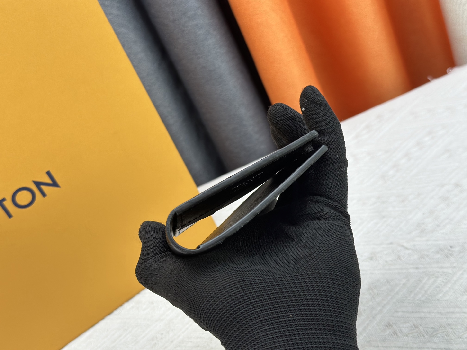 P180 M64502 パスポートケース - 贅沢な牛革内装と多機能デザイン