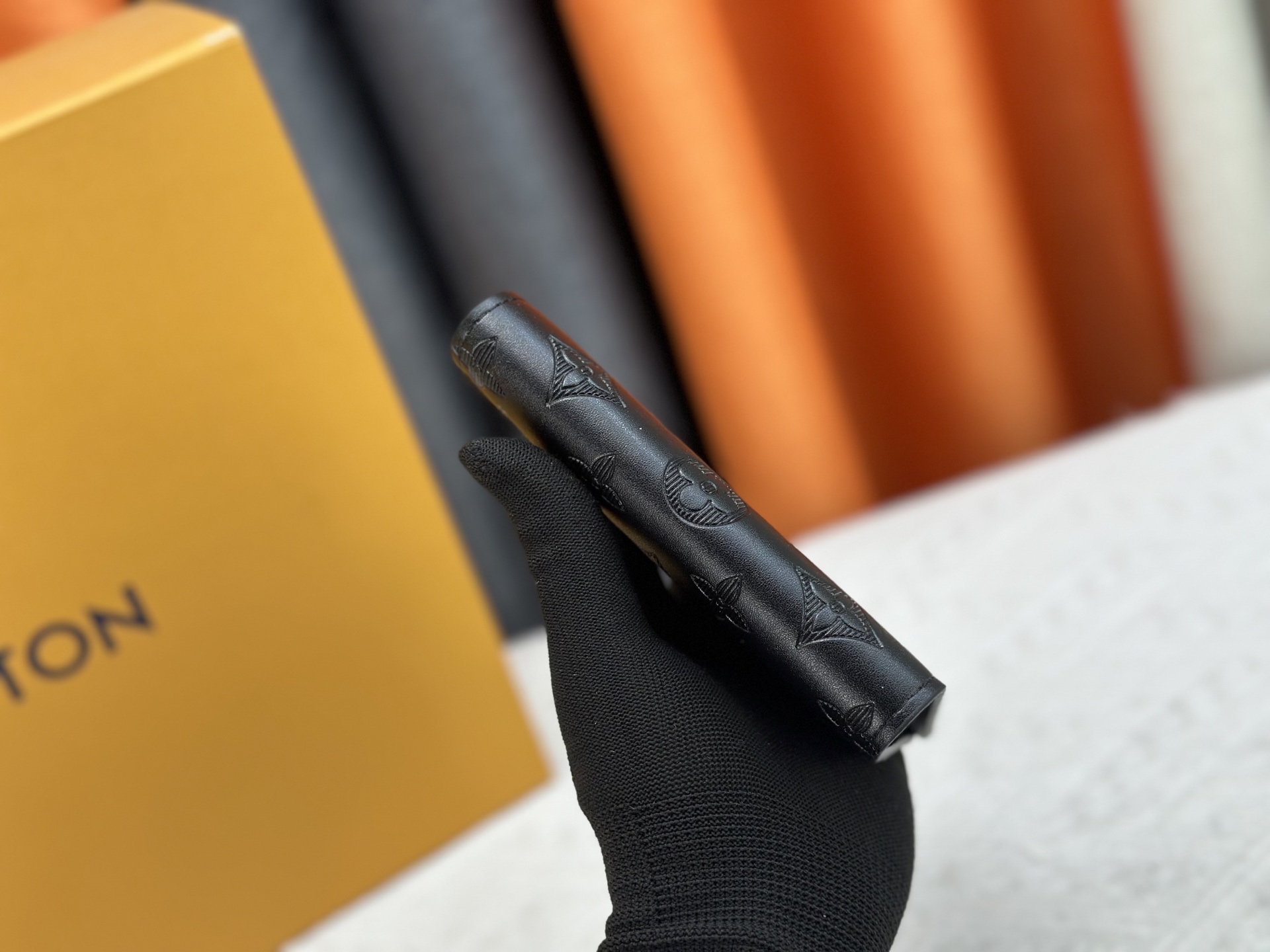 P180 M64502 パスポートケース - 贅沢な牛革内装と多機能デザイン