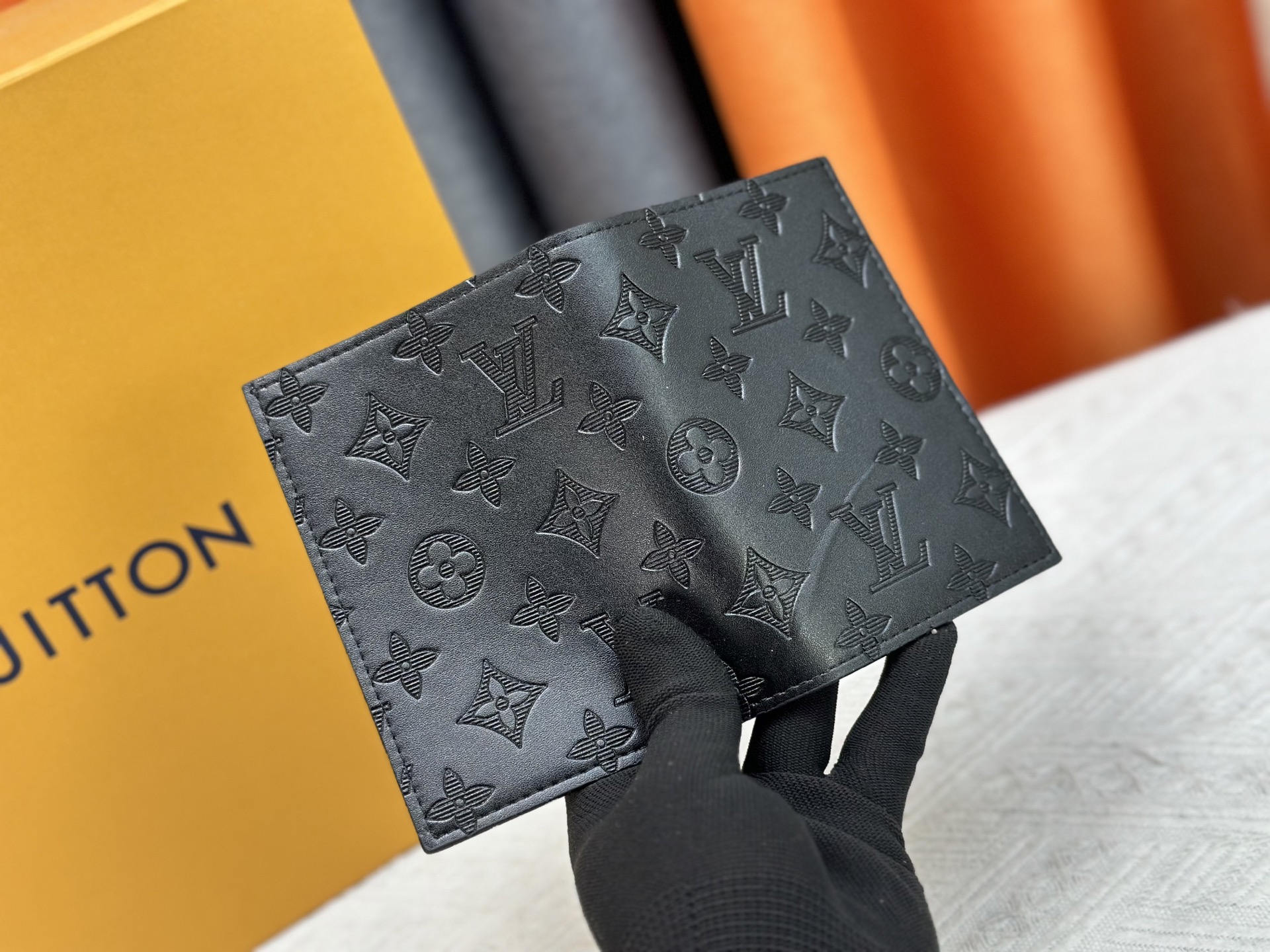 P180 M64502 パスポートケース - 贅沢な牛革内装と多機能デザイン