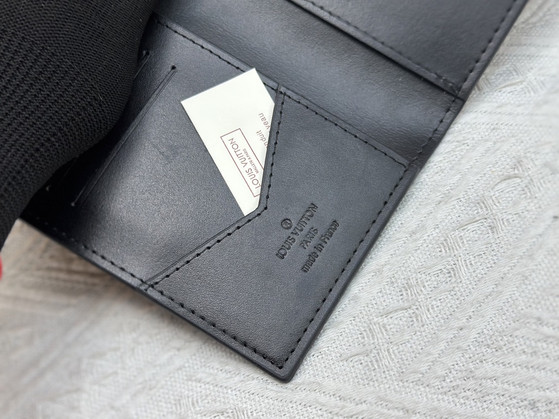 P180 M64502 パスポートケース - 贅沢な牛革内装と多機能デザイン