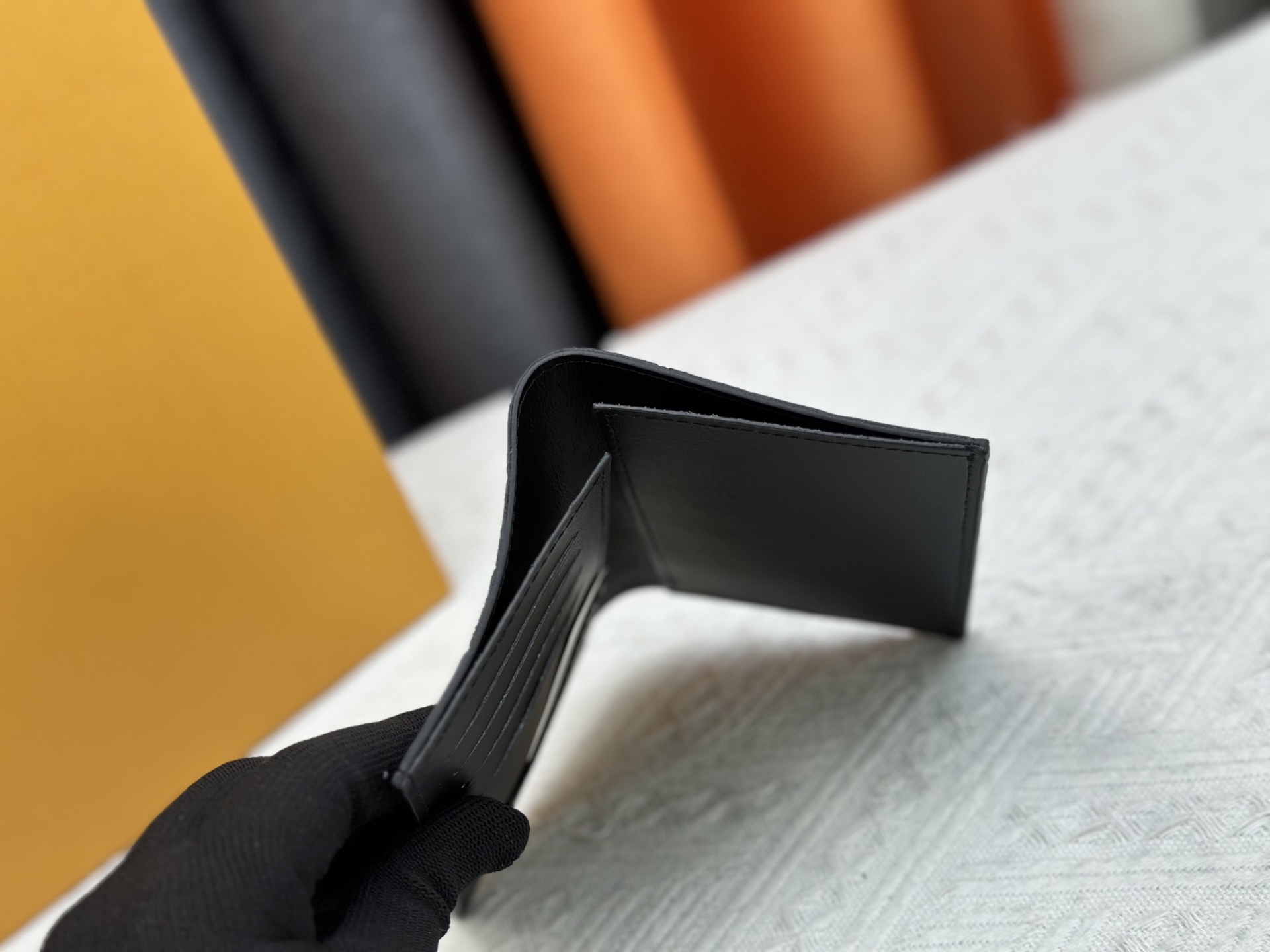 P180 M64502 パスポートケース - 贅沢な牛革内装と多機能デザイン