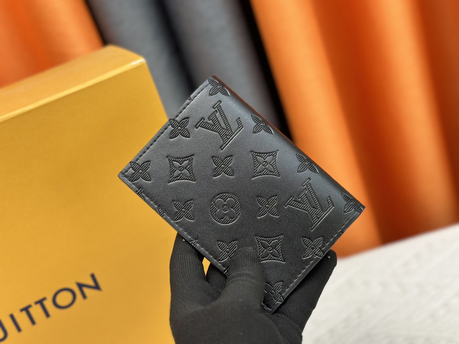 P180 M64502 パスポートケース - 贅沢な牛革内装と多機能デザイン