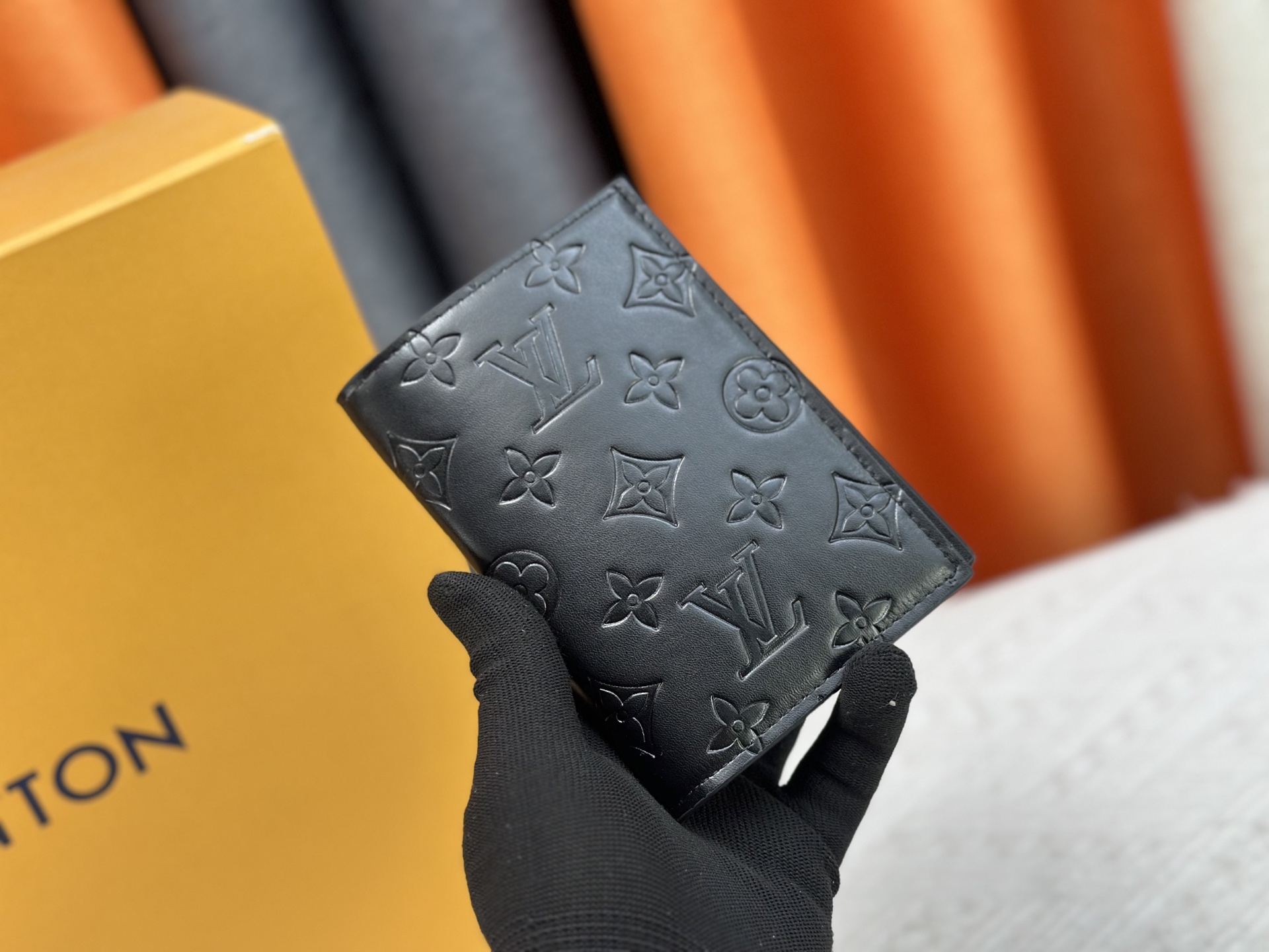 P180 M64502 ブラックパスポートケース - 高級感あふれる旅行アクセサリー