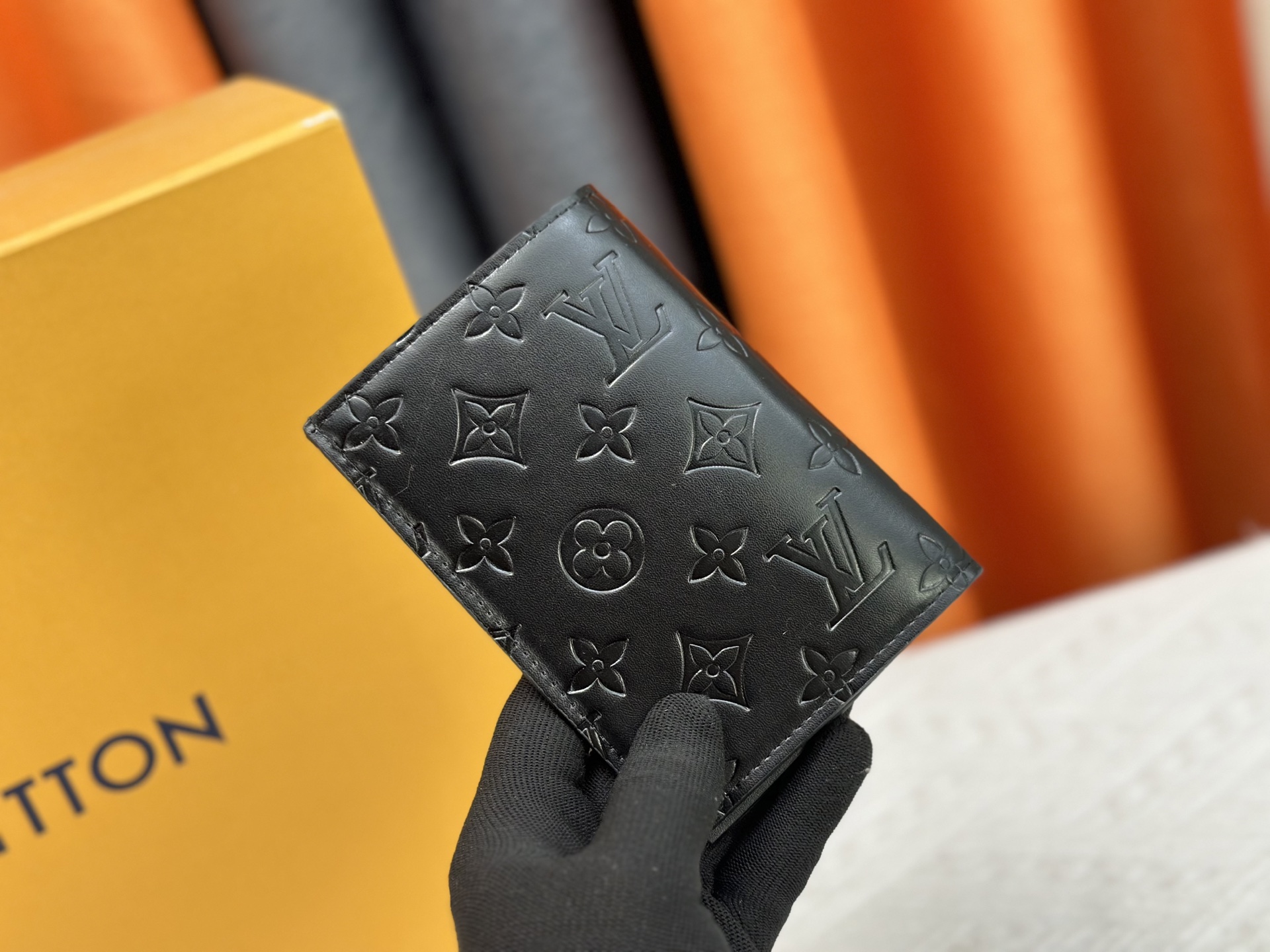 P180 M64502 ブラックパスポートケース - 高級感あふれる旅行アクセサリー