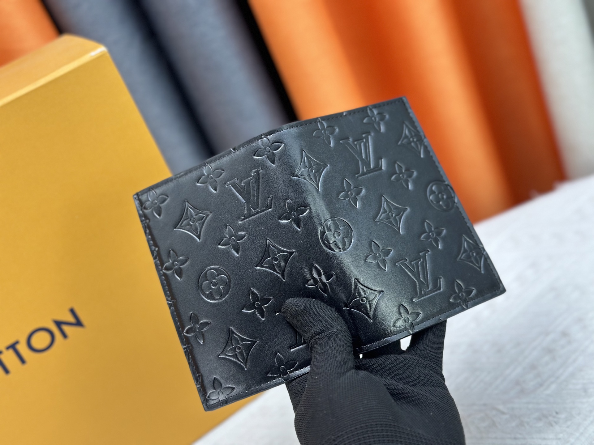 P180 M64502 ブラックパスポートケース - 高級感あふれる旅行アクセサリー