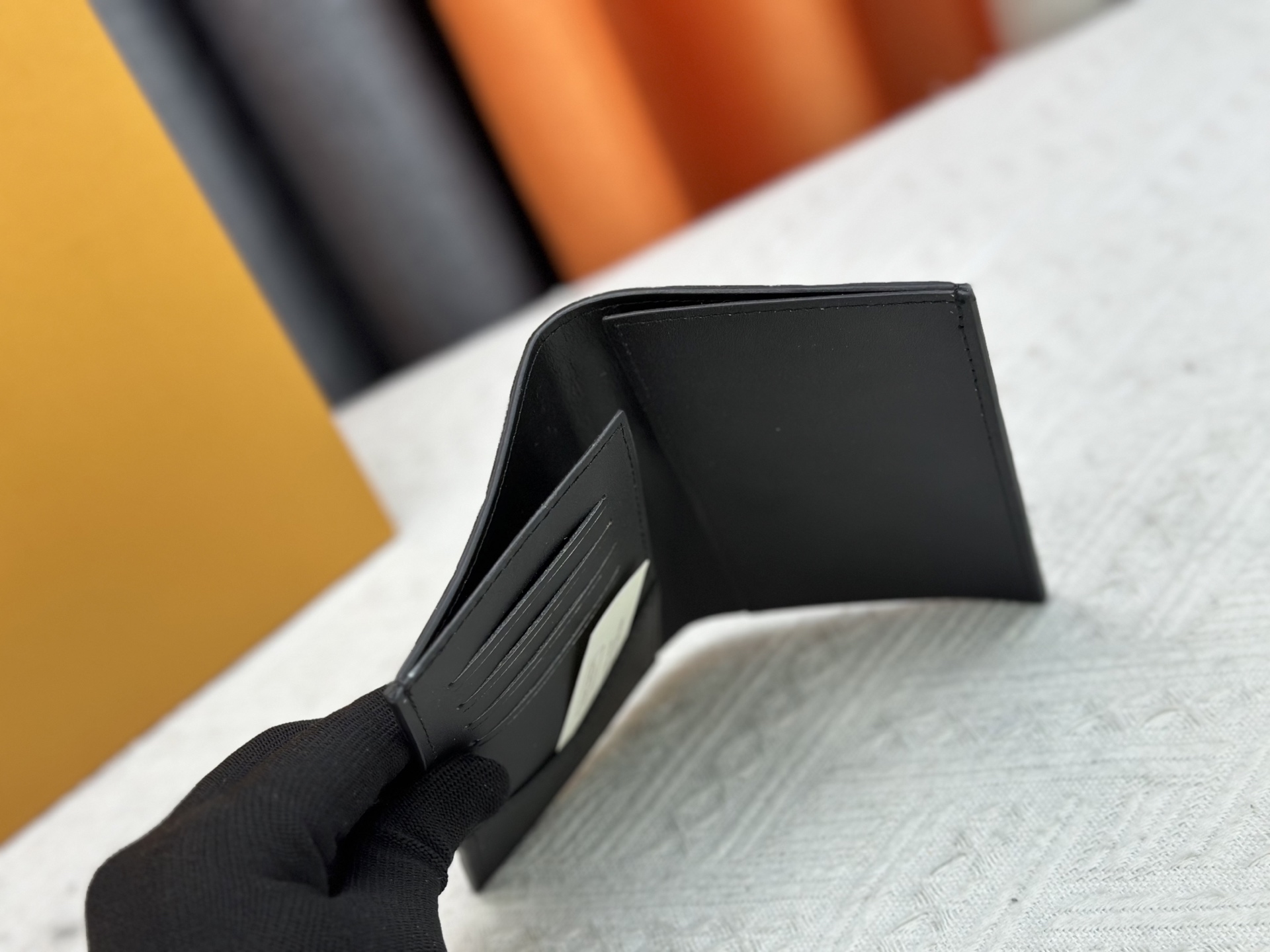 P180 M64502 ブラックパスポートケース - 高級感あふれる旅行アクセサリー