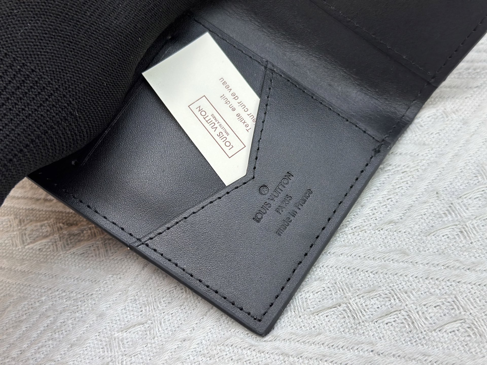 P180 M64502 ブラックパスポートケース - 高級感あふれる旅行アクセサリー