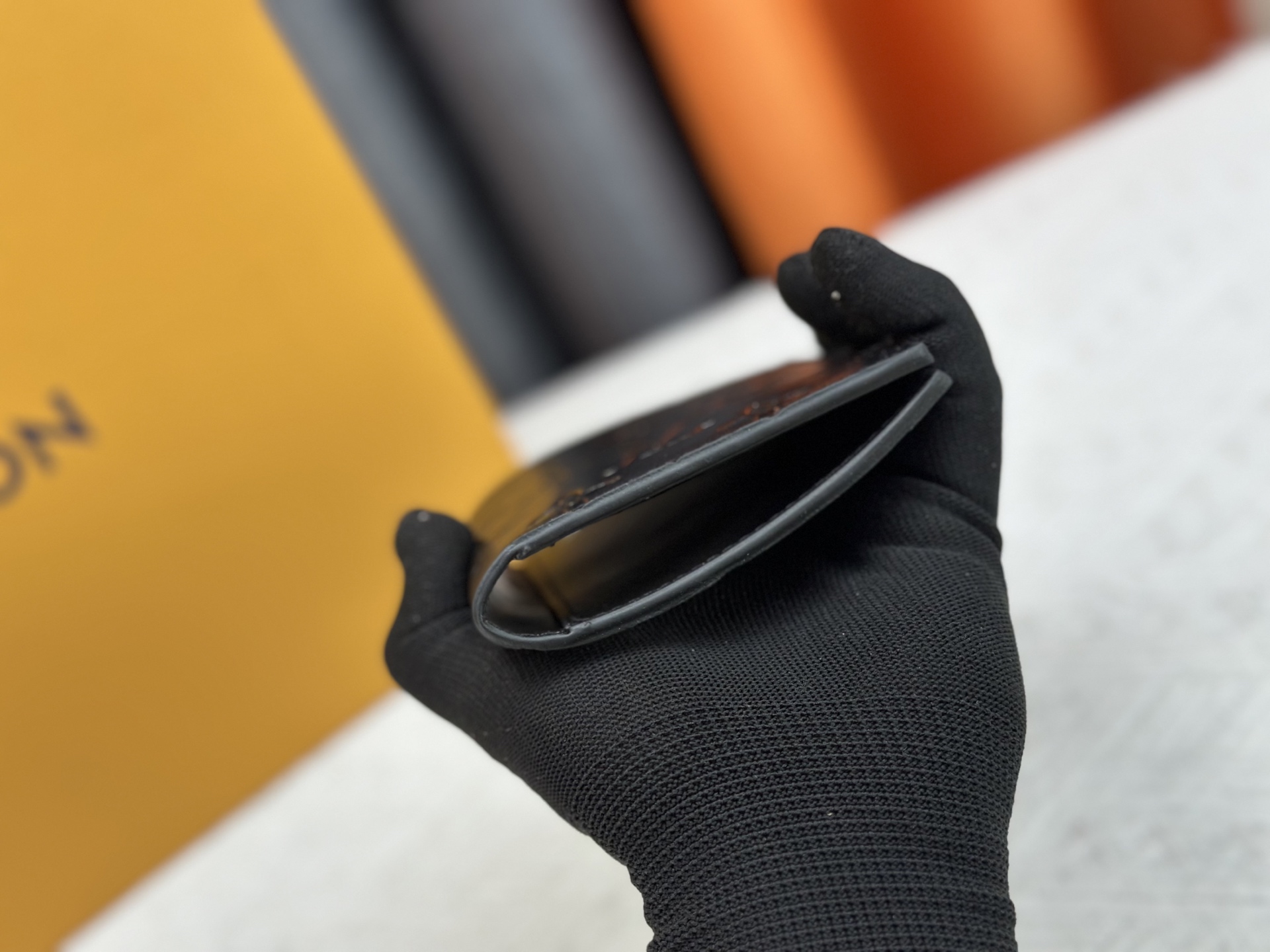 P180 M64502 ブラックパスポートケース - 高級感あふれる旅行アクセサリー